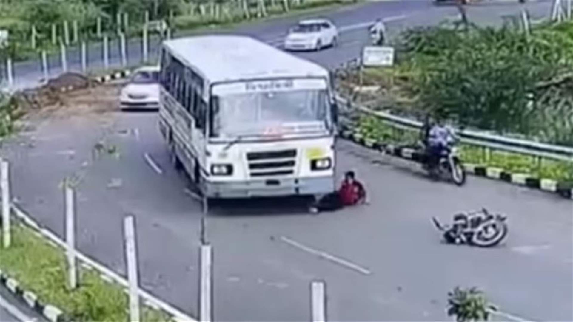 فيديو وثّق حادثة مرعبة... شاهدوا كيف نجا سائق دراجة من الموت تحت عجلات حافلة!