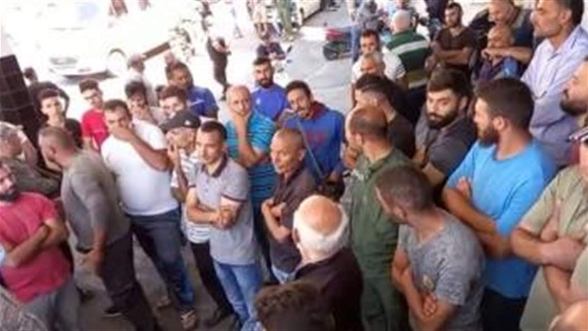 مواطن حاول فتح رمانة يدوية عند إحدى محطات الوقود بميس الجبل (فيديو)