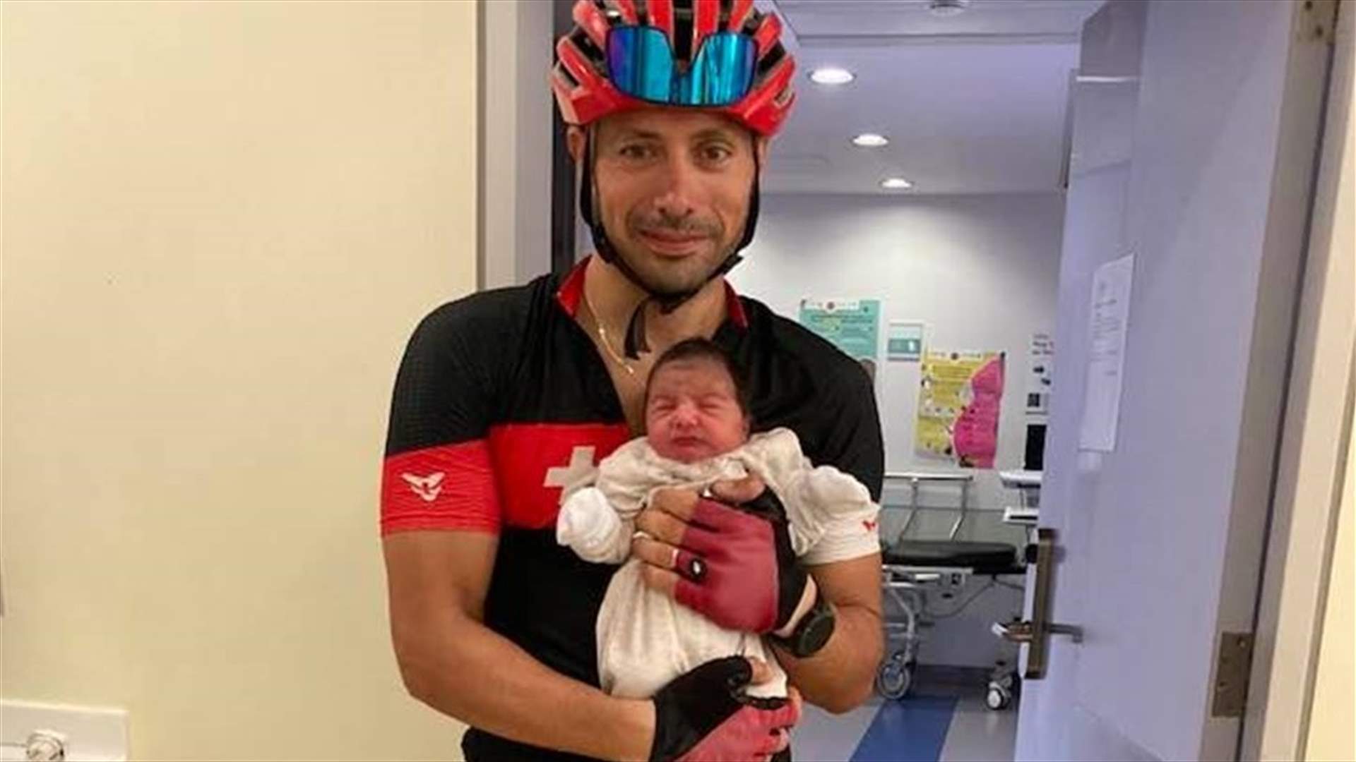 صورة طبيب لبناني هزّت مواقع التواصل الاجتماعي... حضر إلى المستشفى على متن دراجة هوائية لإتمام عملية ولادة!
