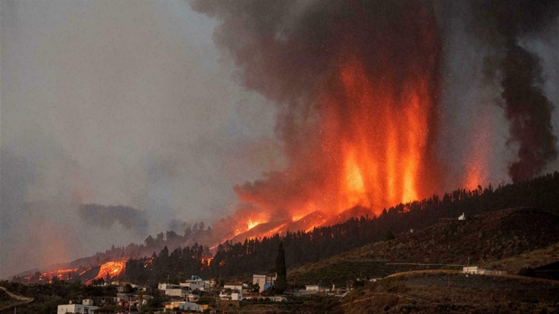 ثوران بركان يؤدي إلى إجلاء أكثر من ألف شخص في جزر الكناري الإسبانية (فيديو)