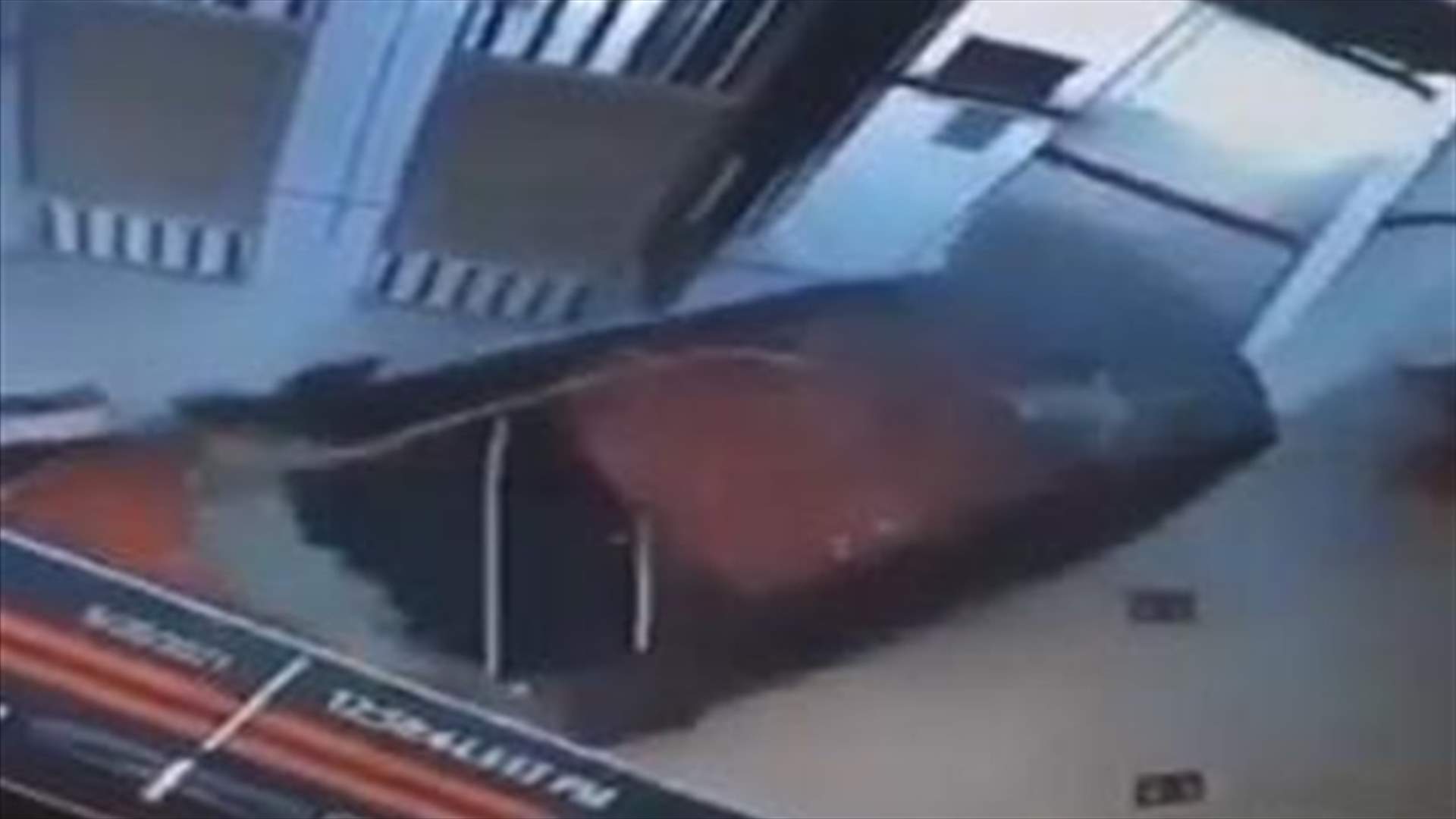 في الرياض ... فيديو يوثق لحظة اقتحام سيارة مكتب إحدى الشركات