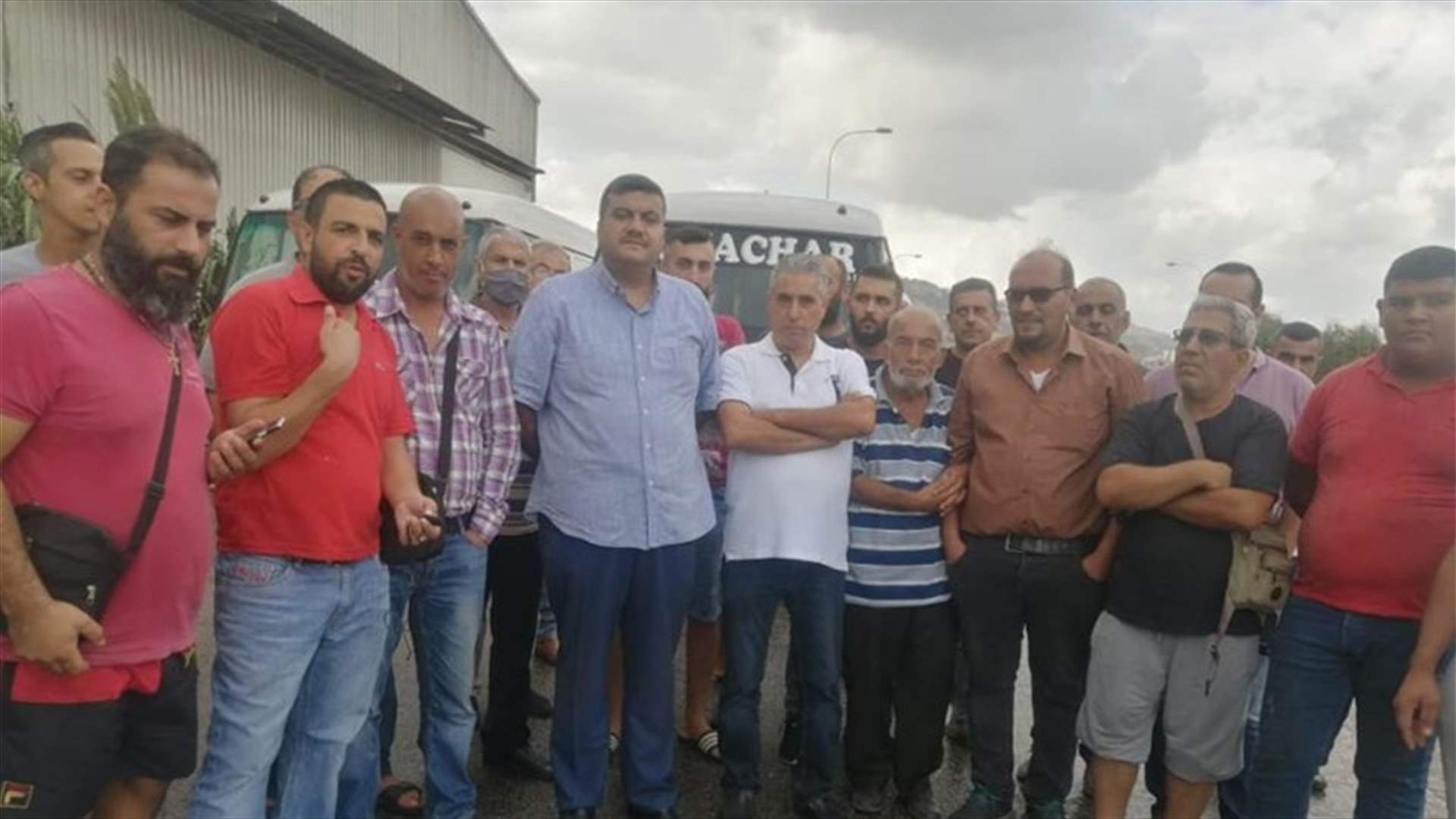 وقفة رمزية لسائقي الباصات في طرابلس
