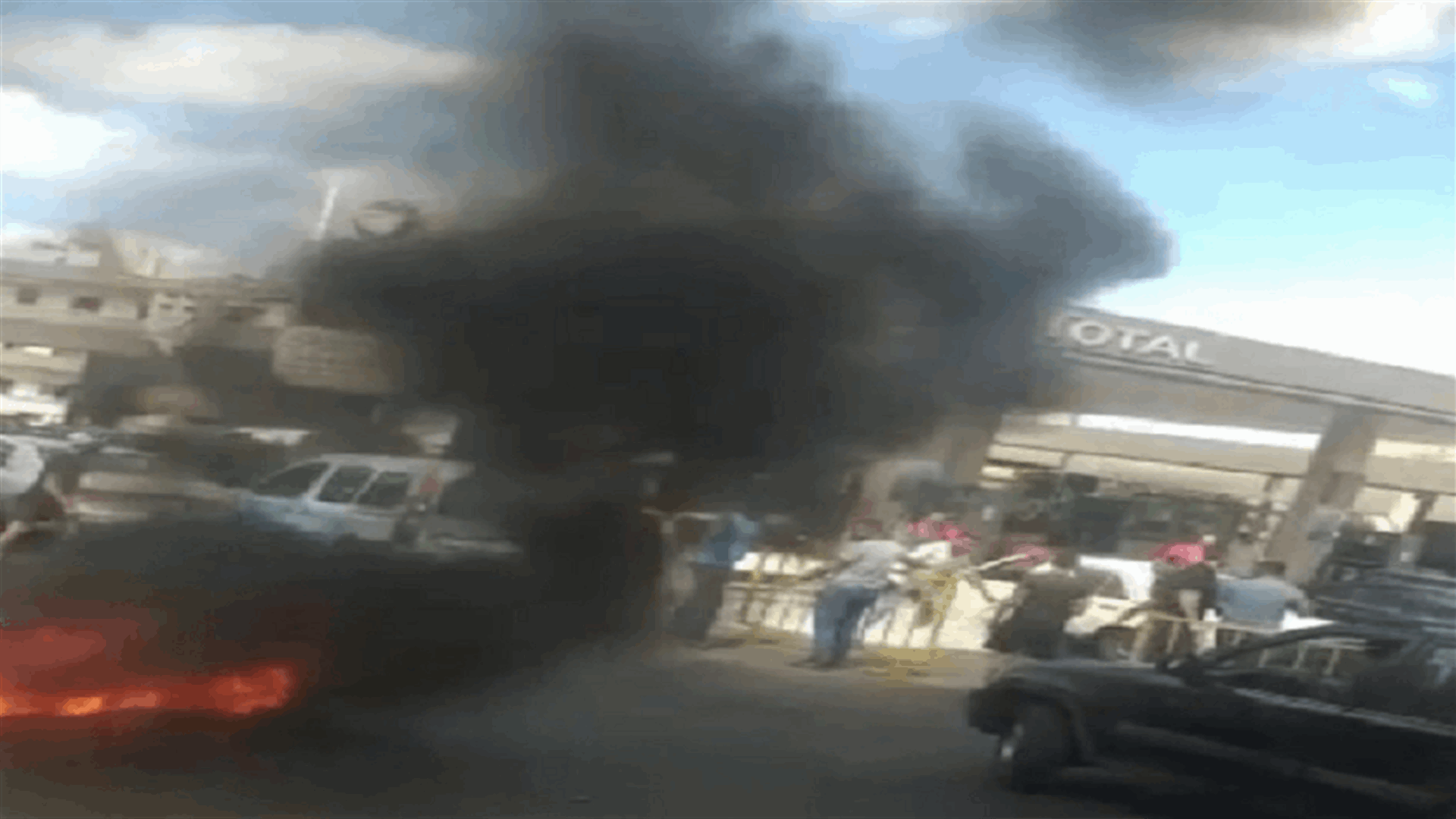 اخماد حريق مفتعل مقابل محطة وقود في صيدا