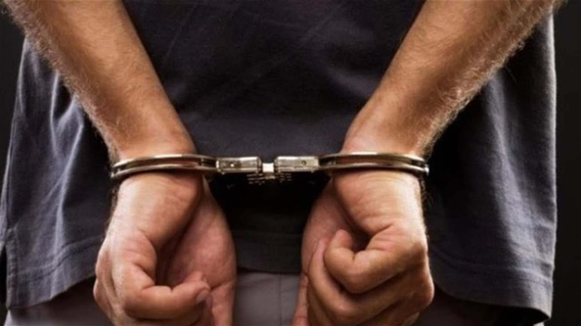 توقيف شخص كان يحاول سرقة أجزاء من قضبان سور جسر الميناء