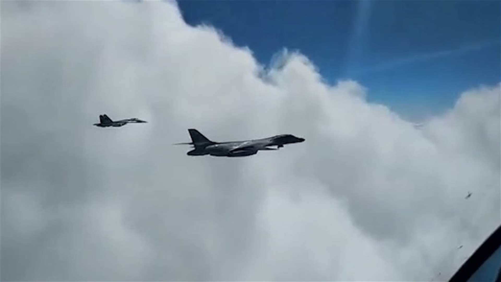 روسيا تدفع بثلاث مقاتلات لإبعاد قاذفة أميركية عن الحدود
