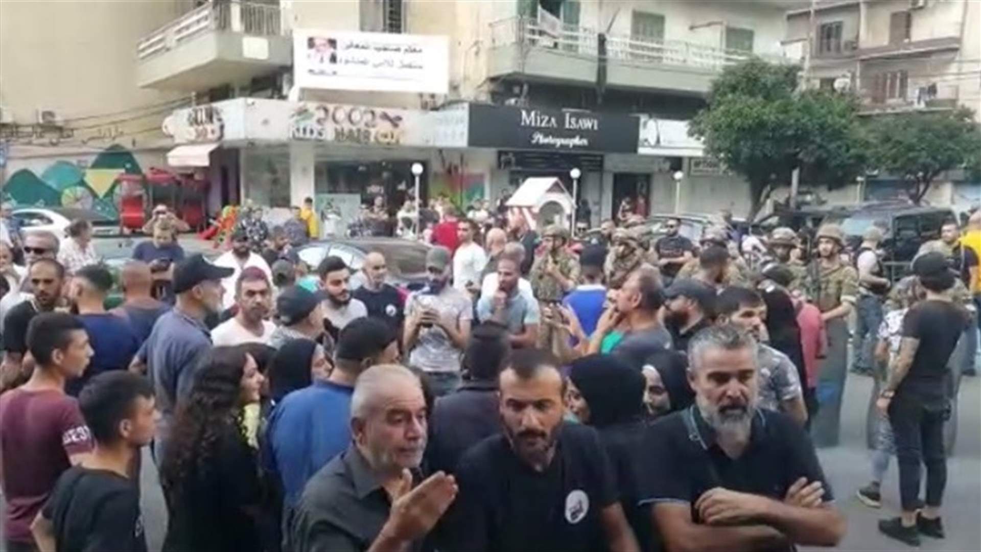 محتجون اعتصموا أمام منزلي ميقاتي ومولوي في طرابلس مطالبين بمعالجة الاوضاع المعيشية