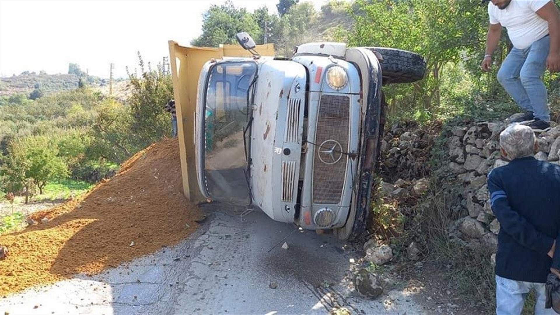إنقلاب شاحنة يقطع طريقا في بقرصونا ـ الضنية (صورة)