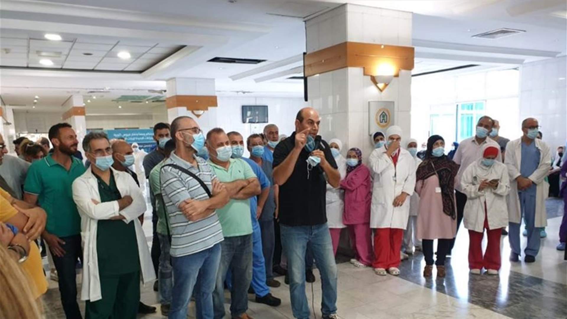 موظفو مستشفى رفيق الحريري أعلنوا الإضراب المفتوح