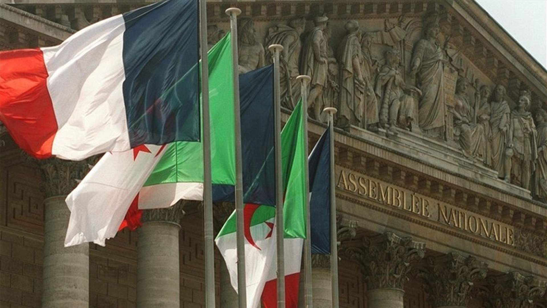 الجزائر تستدعي سفيرها من فرنسا للتشاور