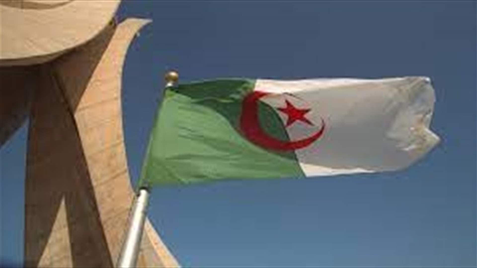 الجزائر أغلقت مجالها الجوي أمام الطائرات العسكرية الفرنسية