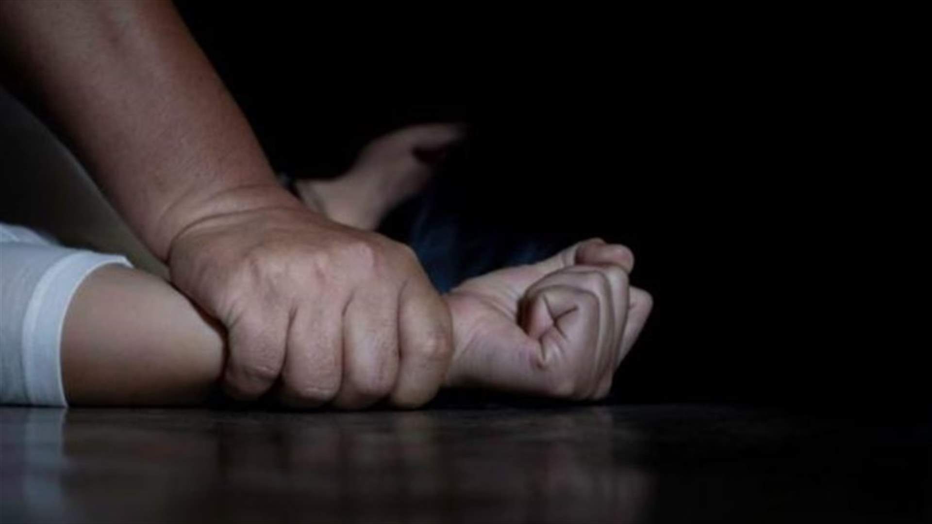 من أجل الميراث...شاب يقيد شقيقته لتصويرها بوضع مخل بمساعدة صديقه