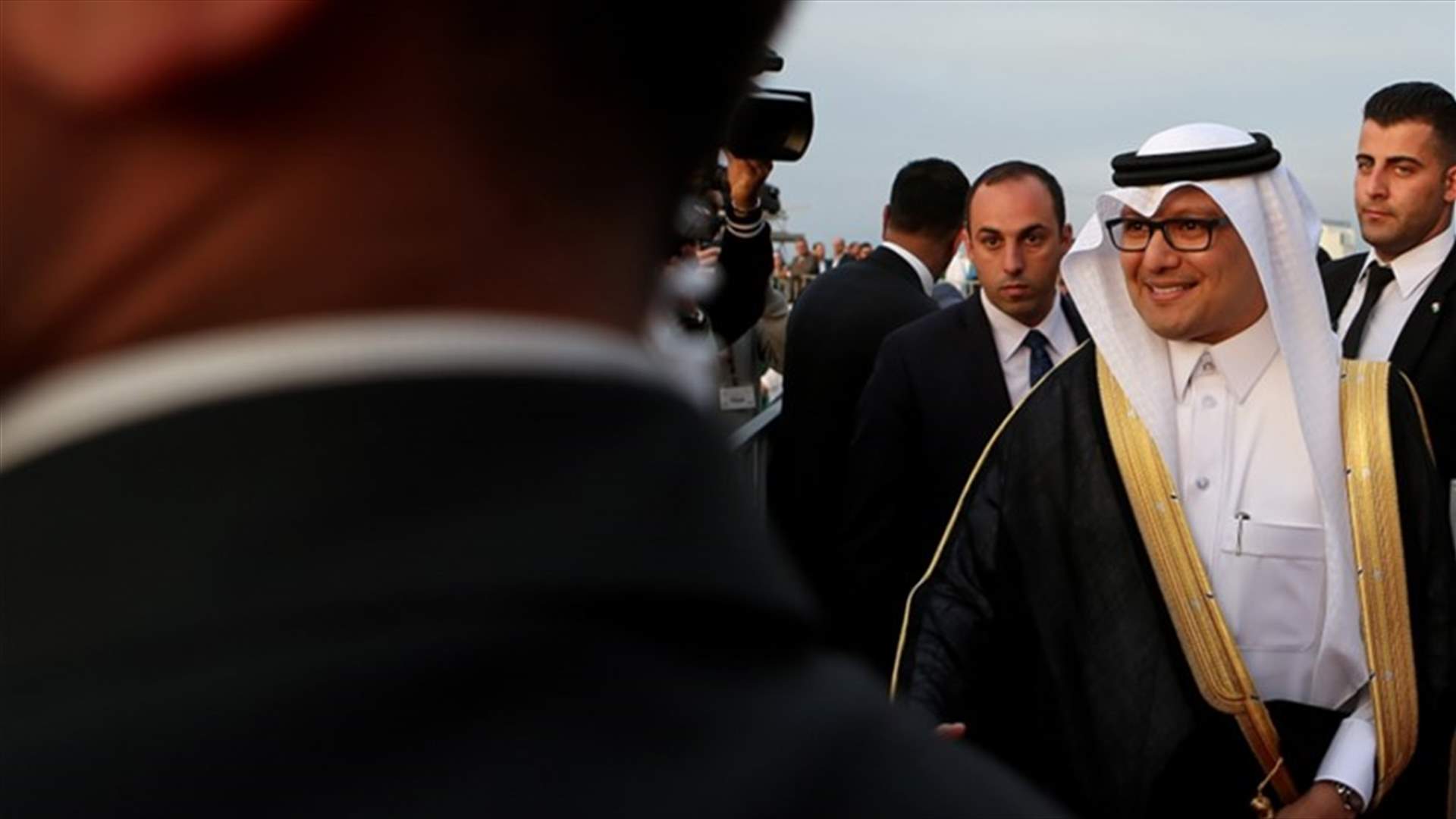 البخاري يعود إلى بيروت... والرياض: ميقاتي كالحريري ولن نساعد الجيش (الأخبار)