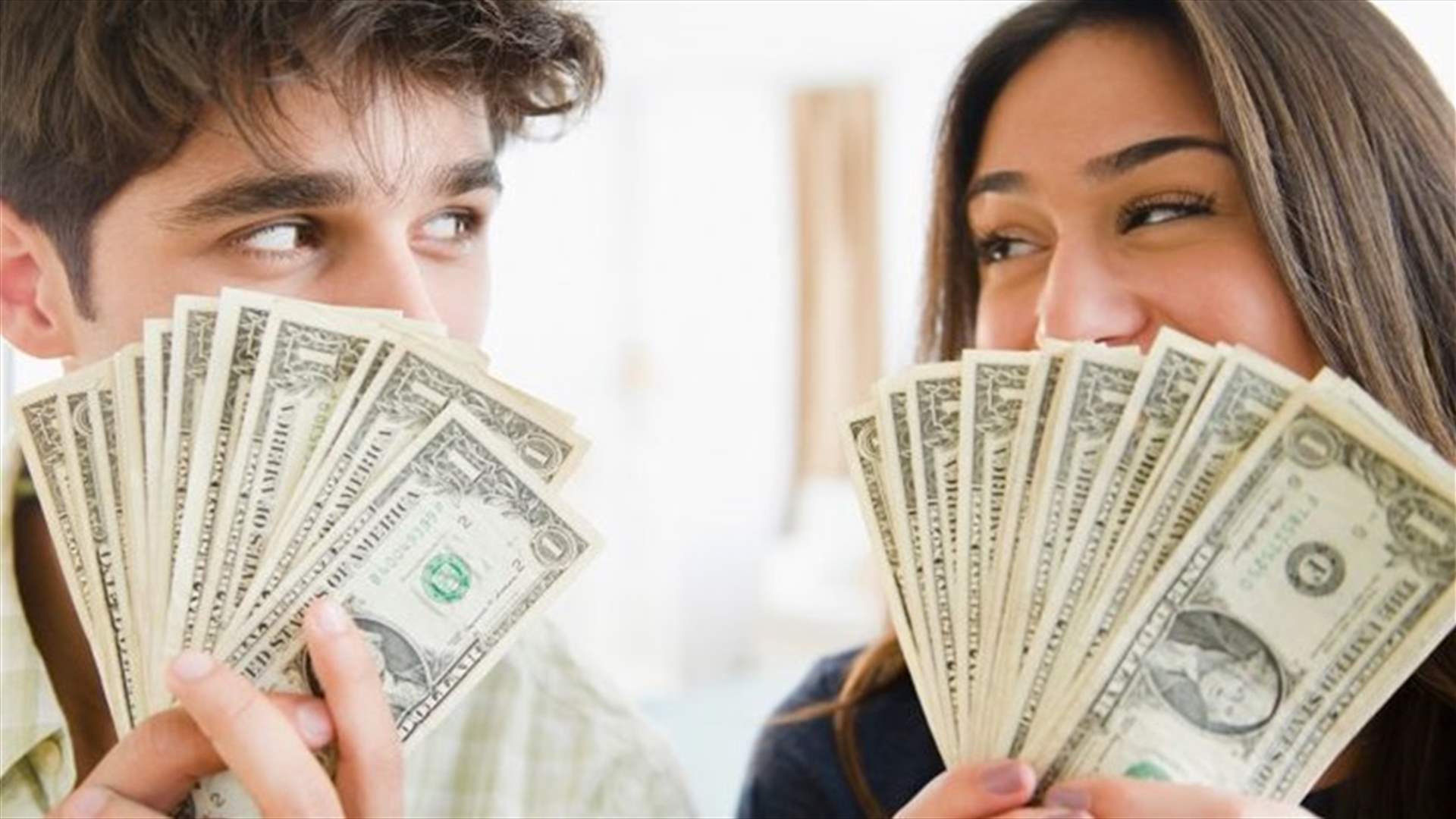 دراسة تكشف... العازبون البالغون يكسبون أموالاً أقلّ من المرتبطين بشريك
