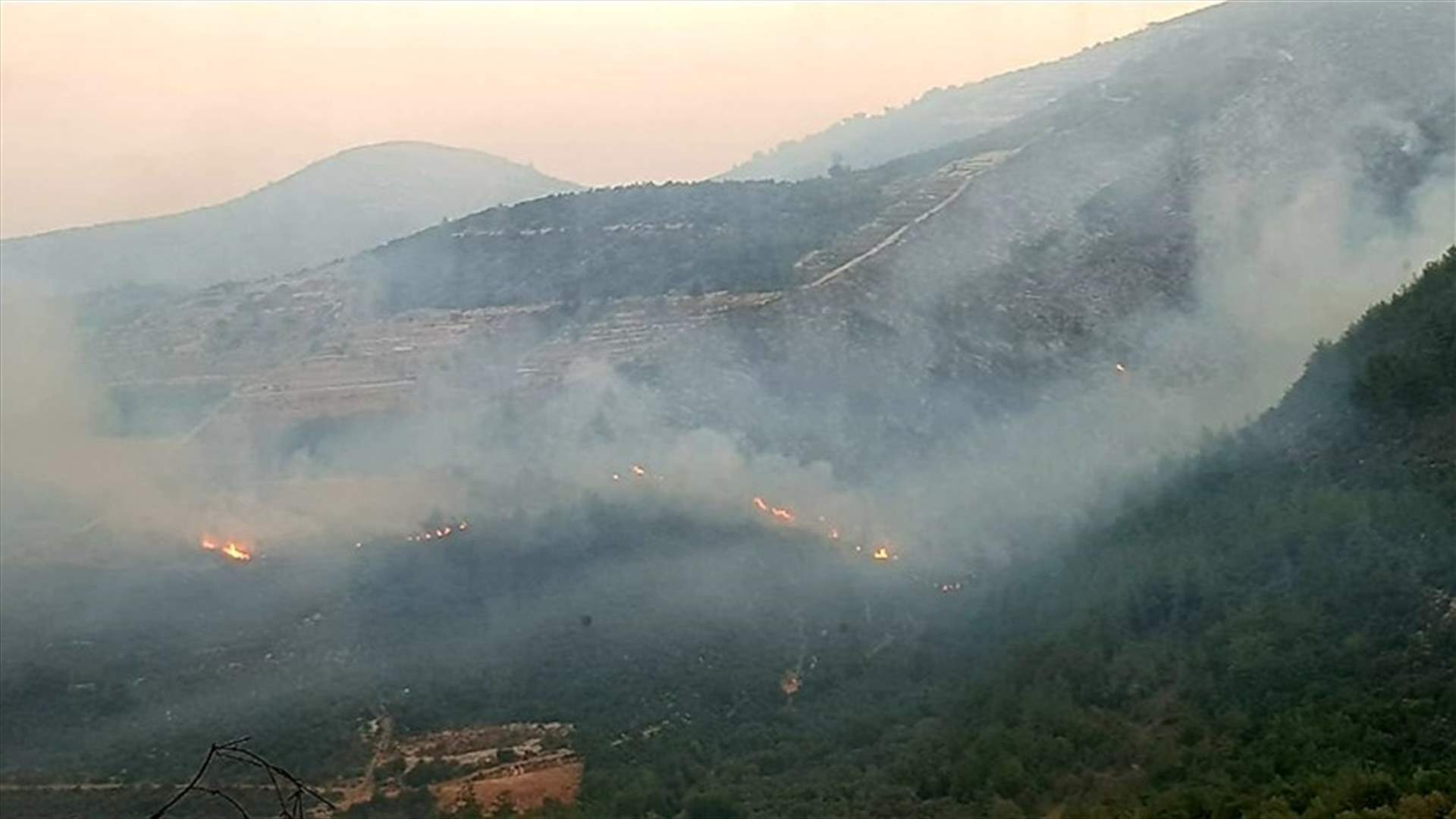 حرائق عكار ما تزال مندلعة حتى الساعة... والأهالي يناشدون قيادة الجيش ارسال طوافة