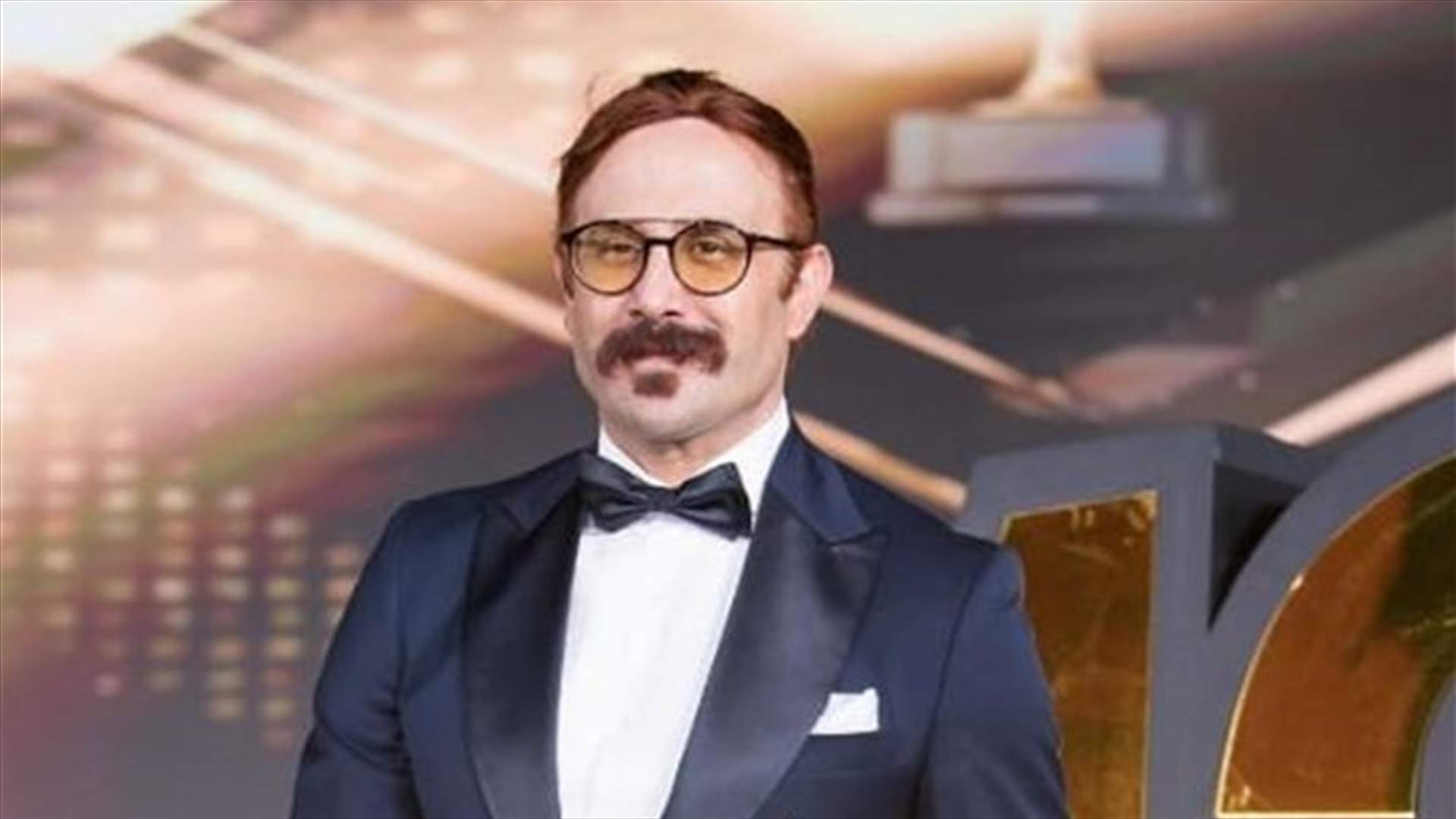 قصي خولي يتخلّى عن إطلالته الغريبة ويعتمد لوك &quot;الشنب&quot; (فيديو)