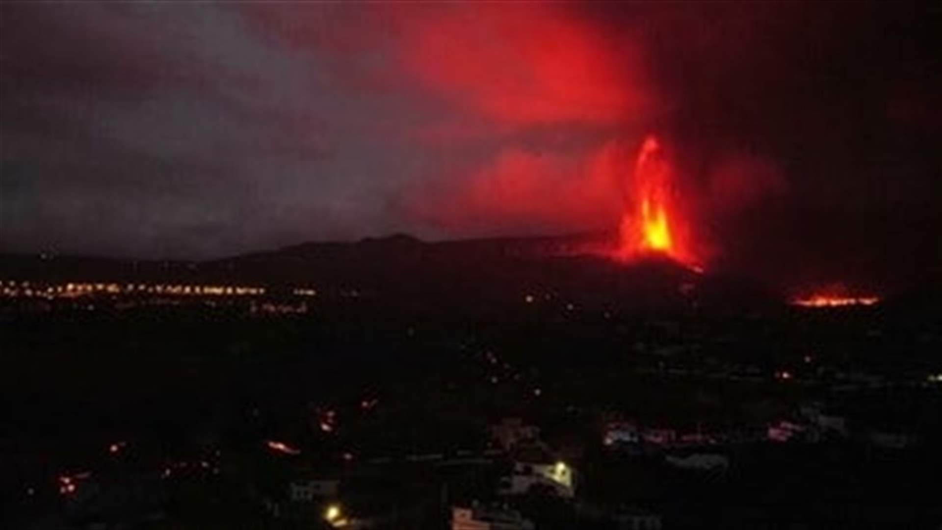 Volcanic lava in Spain&#39;s La Palma engulfs more houses