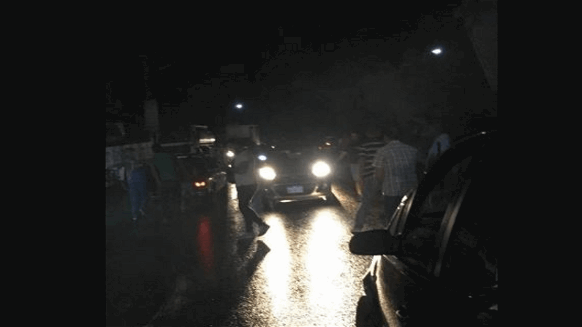 جريح بحادث سير على طريق الضنية بسبب تسرب مازوت