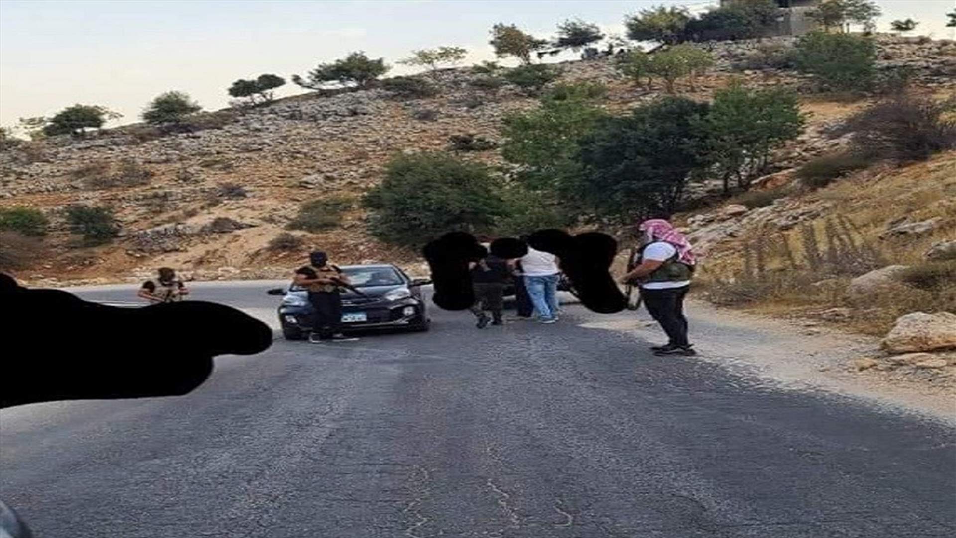 شبان مسلحون ينصبون حاجزا على طريق حدث بعلبك- عيون السيمان (صور)