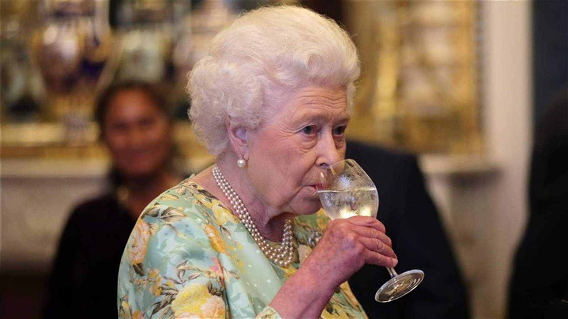 حفاظاً على صحتها... أطباء يمنعون الملكة إليزابيث من شرب الكحول