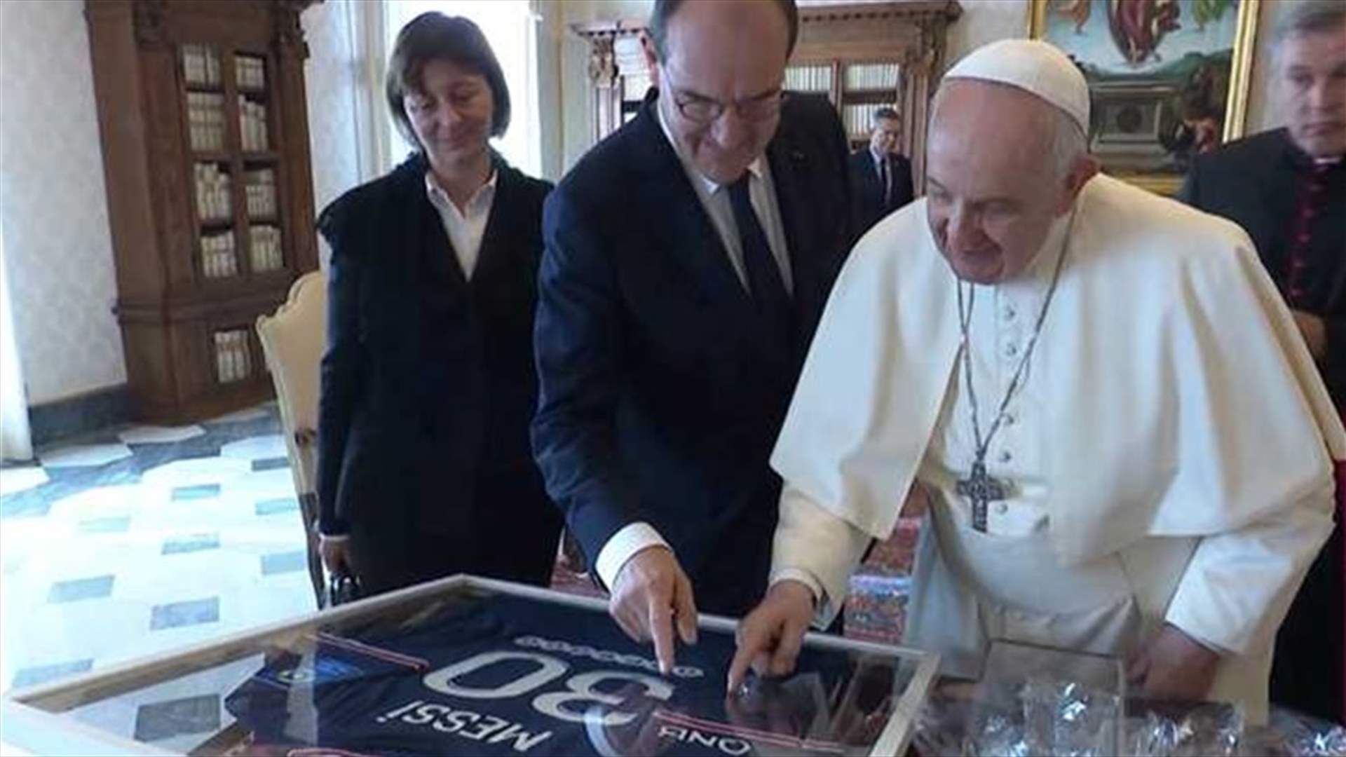 رئيس الوزراء الفرنسي يهدي البابا فرنسيس قميصاً وقّع عليه ميسي