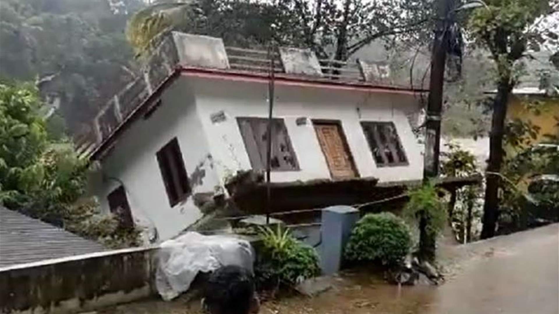 انهيار منزل في نهر متدفق بالهند... فيديو يوثّق اللحظة المرعبة