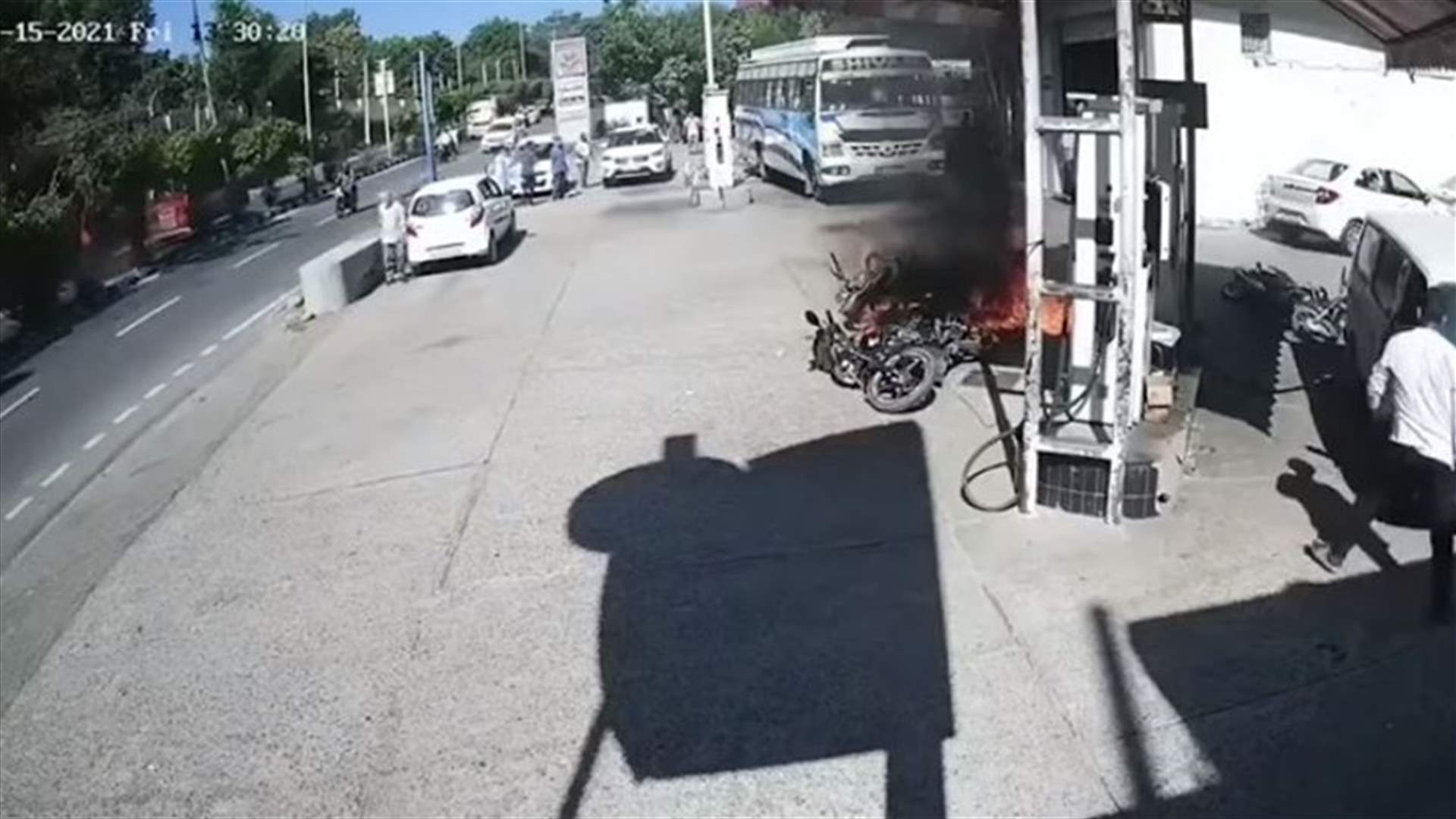 نجاة سائقي دراجتين ناريتين من الموت بعد اندلاع حريق في محطة وقود... إليكم فيديو الحادث