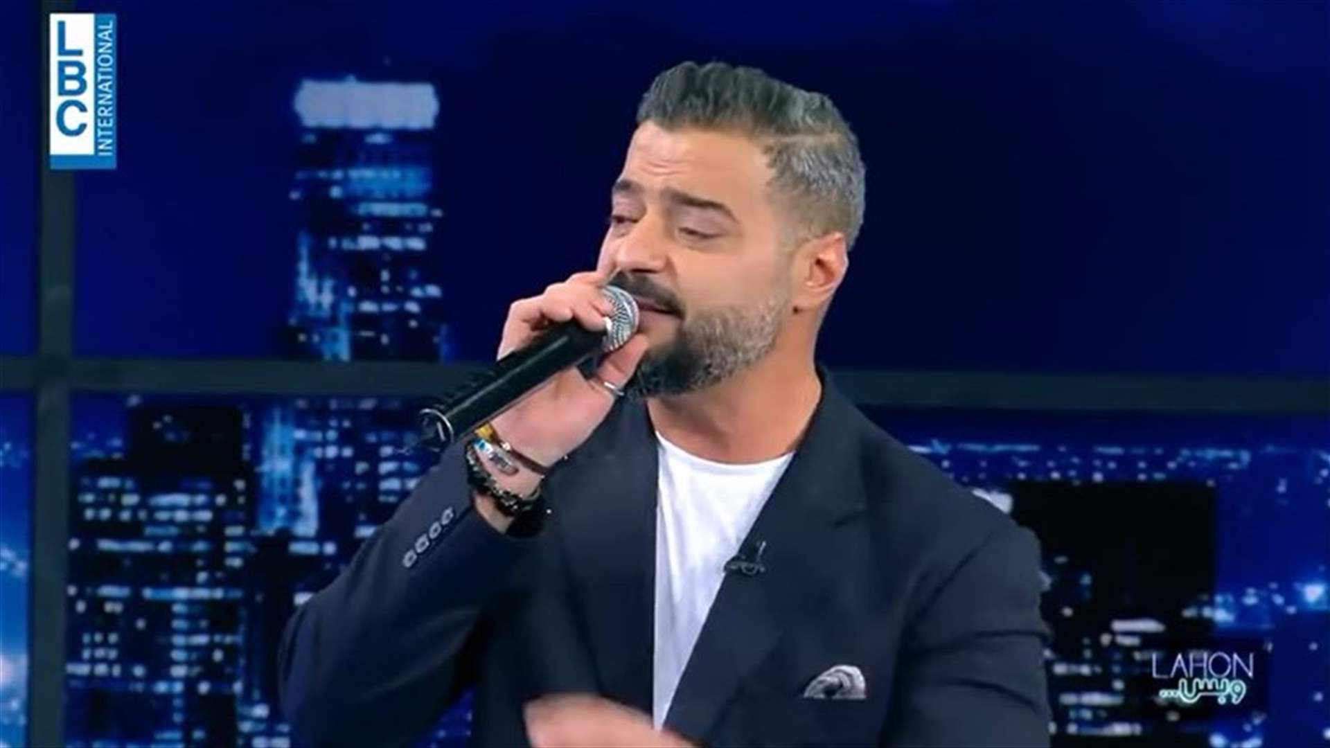 باللهجة اللبنانية... سعود أبو سلطان يغني "جمالك" في "لهون وبس"