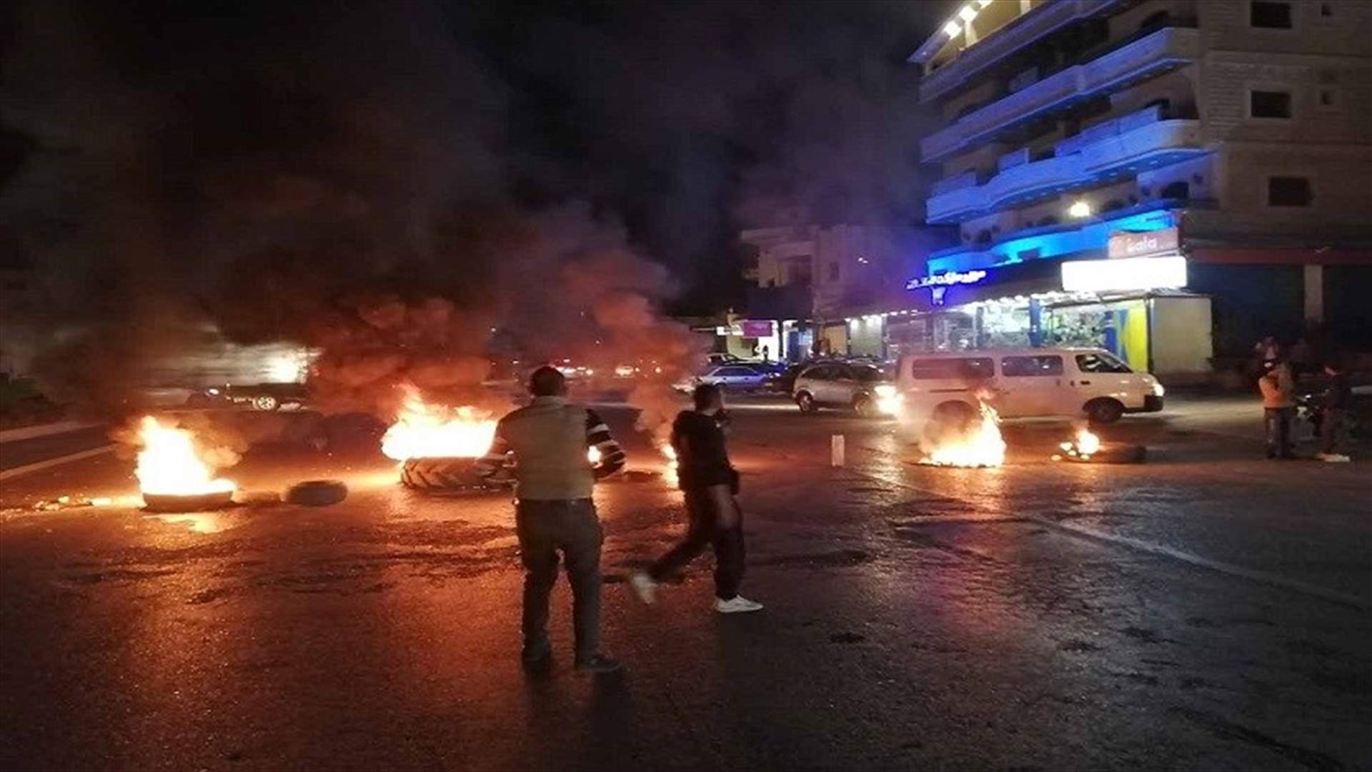 قطع مدخل بعلبك الجنوبي بالإطارات المشتعلة احتجاجا على ارتفاع أسعار المحروقات