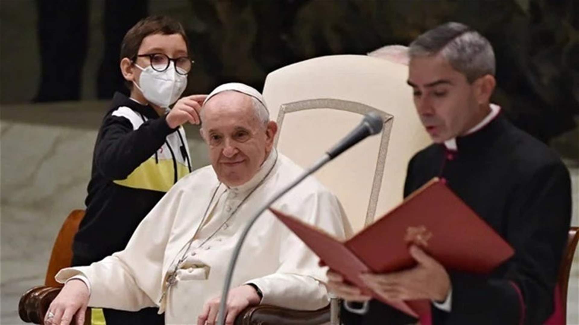 The moment a boy schemes to take Pope&#39;s papal cap-[VIDEO]