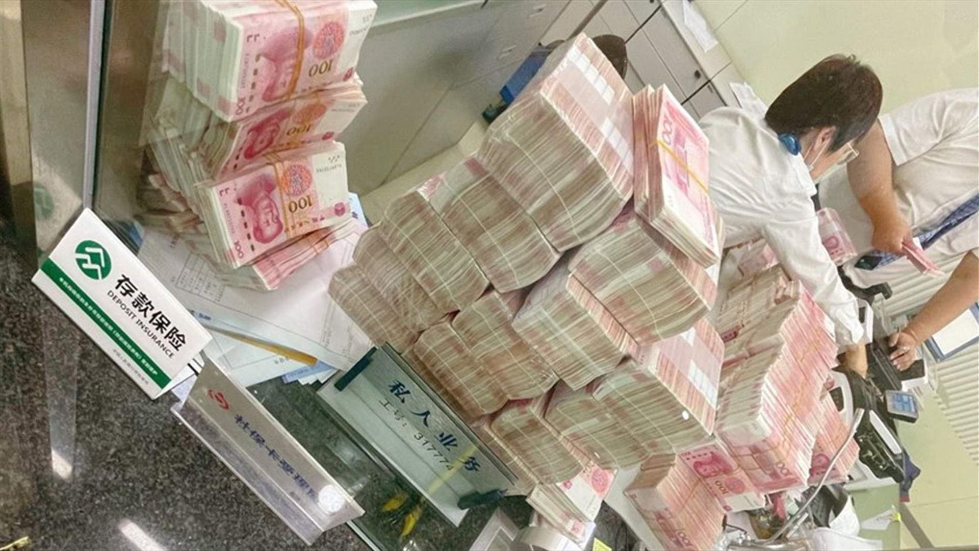 بعدما طُلب منه ارتداء قناع الوجه... مليونير صيني يُرغم موظفي بنك على عدّ 780 ألف دولار بالكامل!