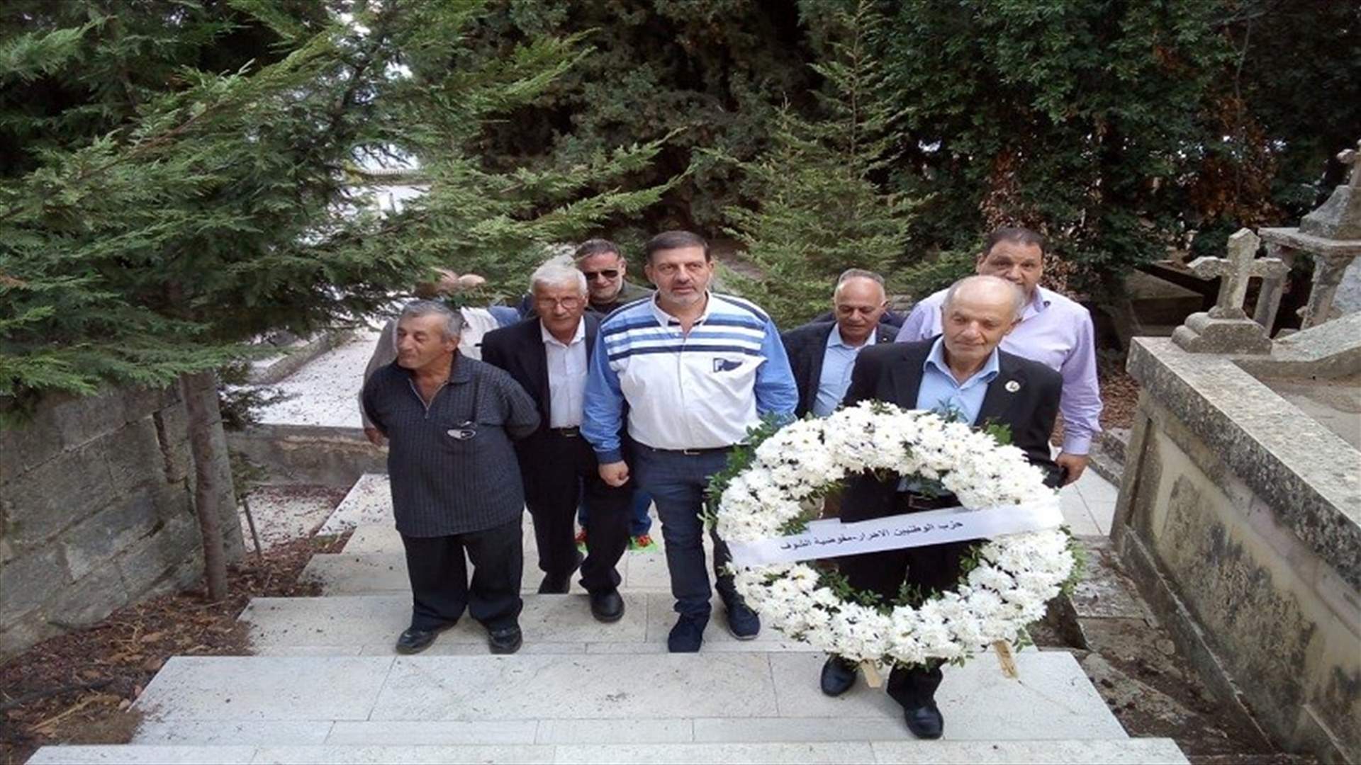 وضع إكليل من الزهر على ضريح عائلة شمعون