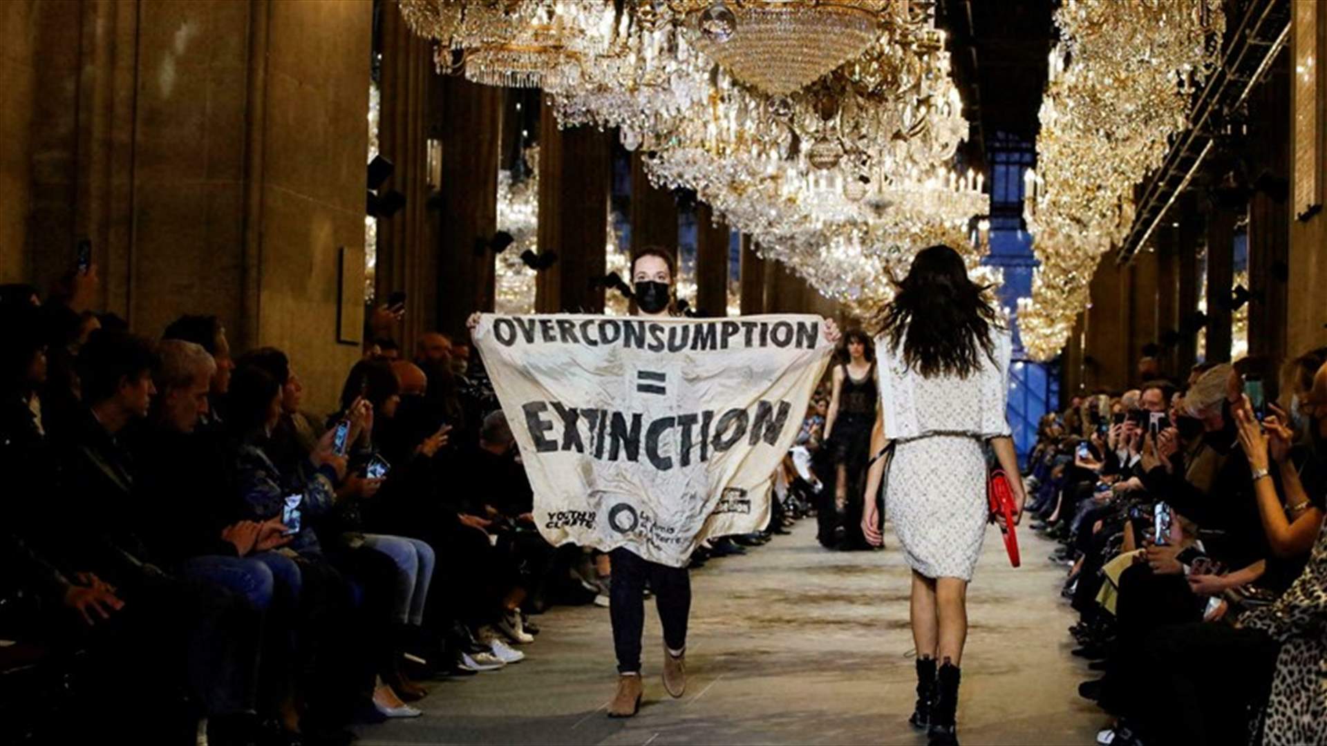 دفاعاً عن البيئة... ناشطة تختبئ في مرحاض اللوفر قبل اقتحام عرض أزياء لوي فيتون (فيديو)