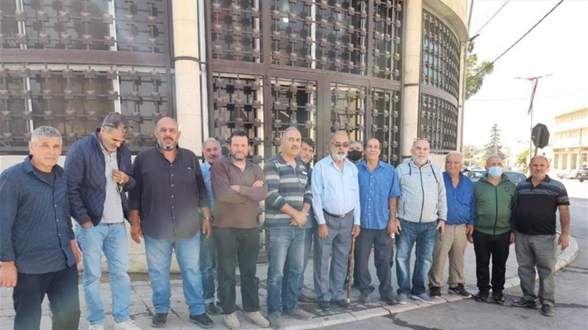 وقفة احتجاجية للعسكريين المتقاعدين أمام مصرف لبنان في بعلبك