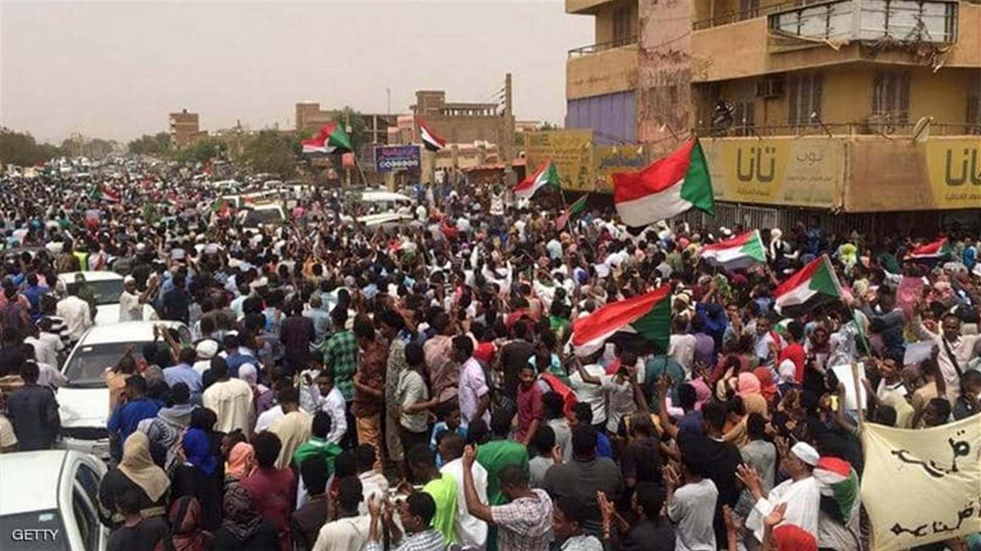 إصابات في اشتباكات الخرطوم والجموع تتحدى الرصاص