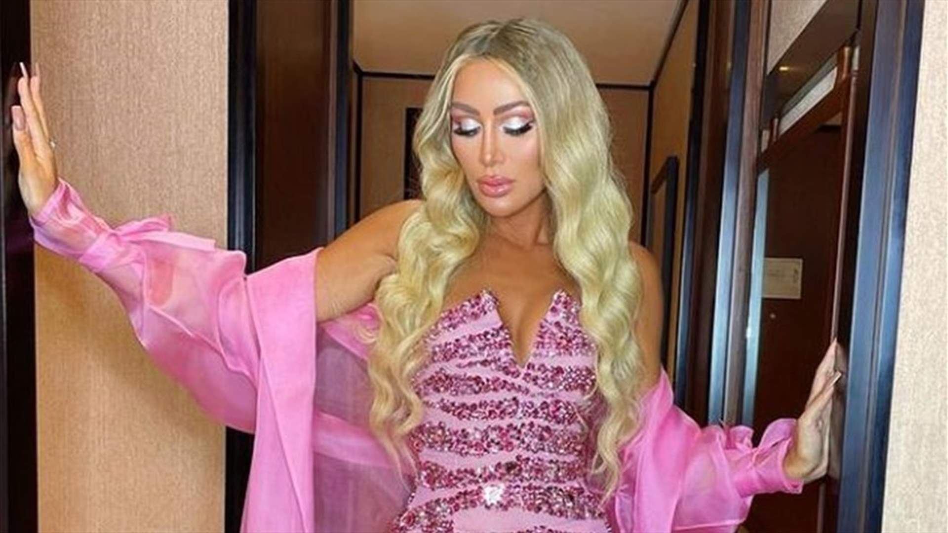 مايا دياب تقدّم التاج للأيقونة العالمية "باربي"