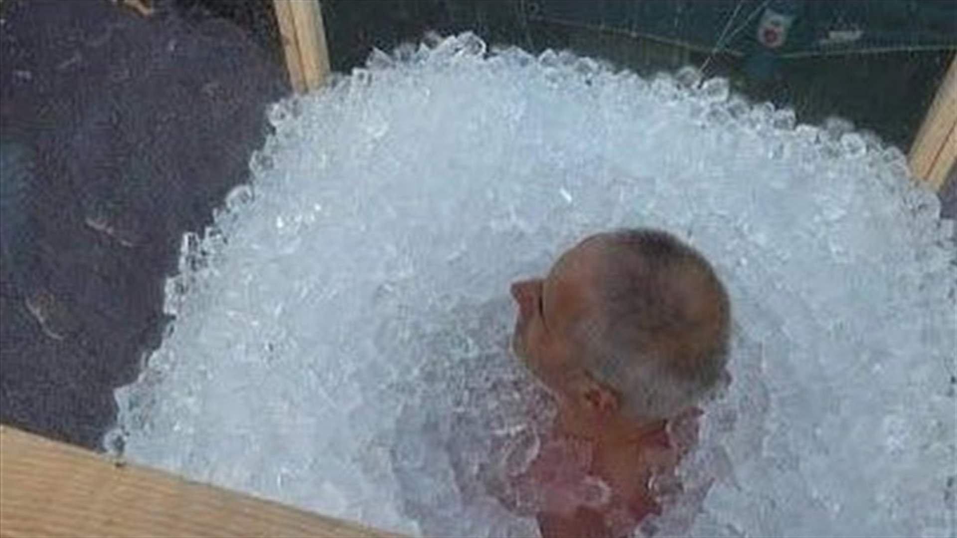 بقيَ أكثر من 3 ساعات مغموراً بمكعبات الثلج... (فيديو)