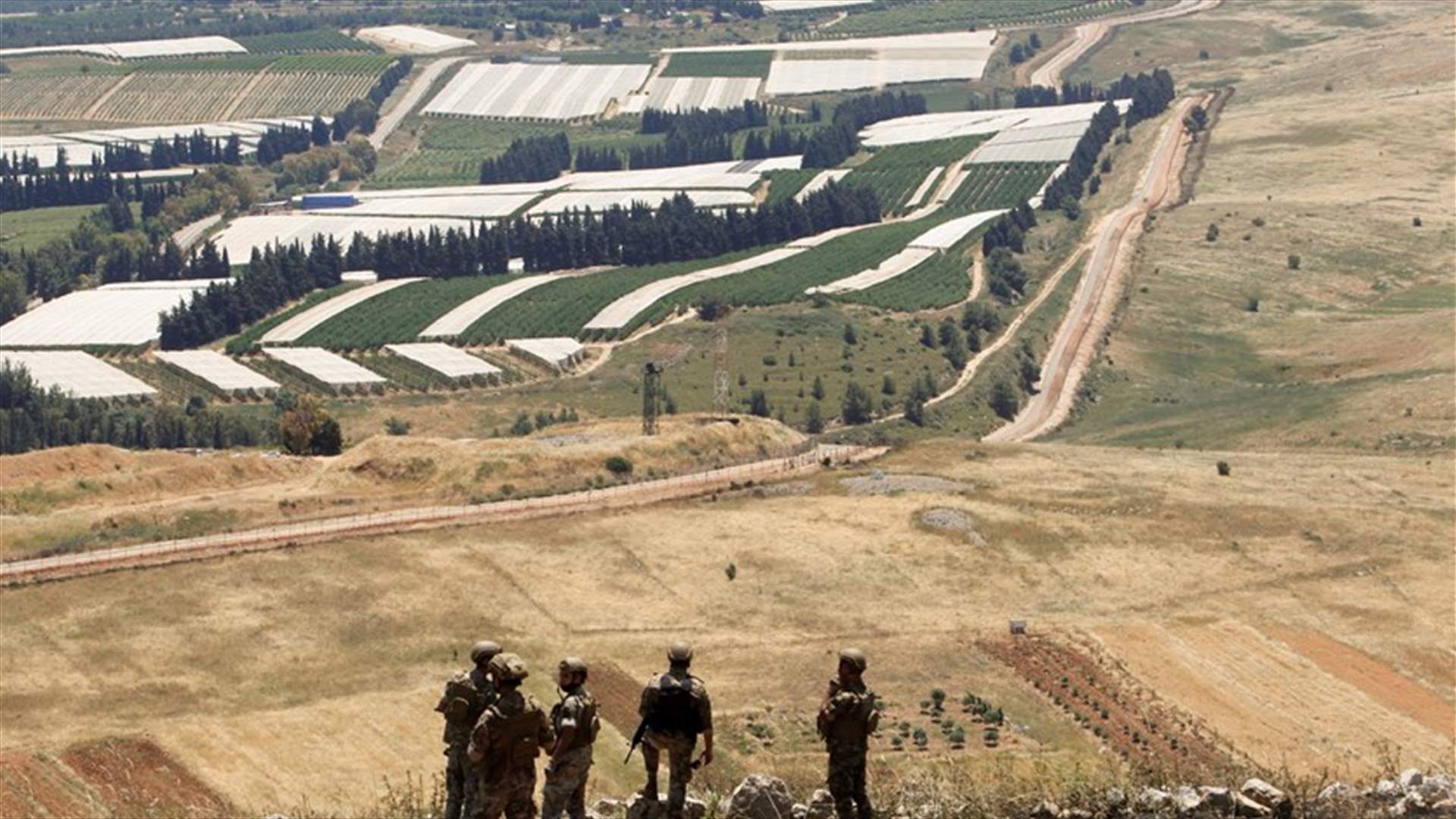 الجيش الإسرائيلي يطلق النار في الهواء باتجاه مزارعين بالقرب من السياج التقني