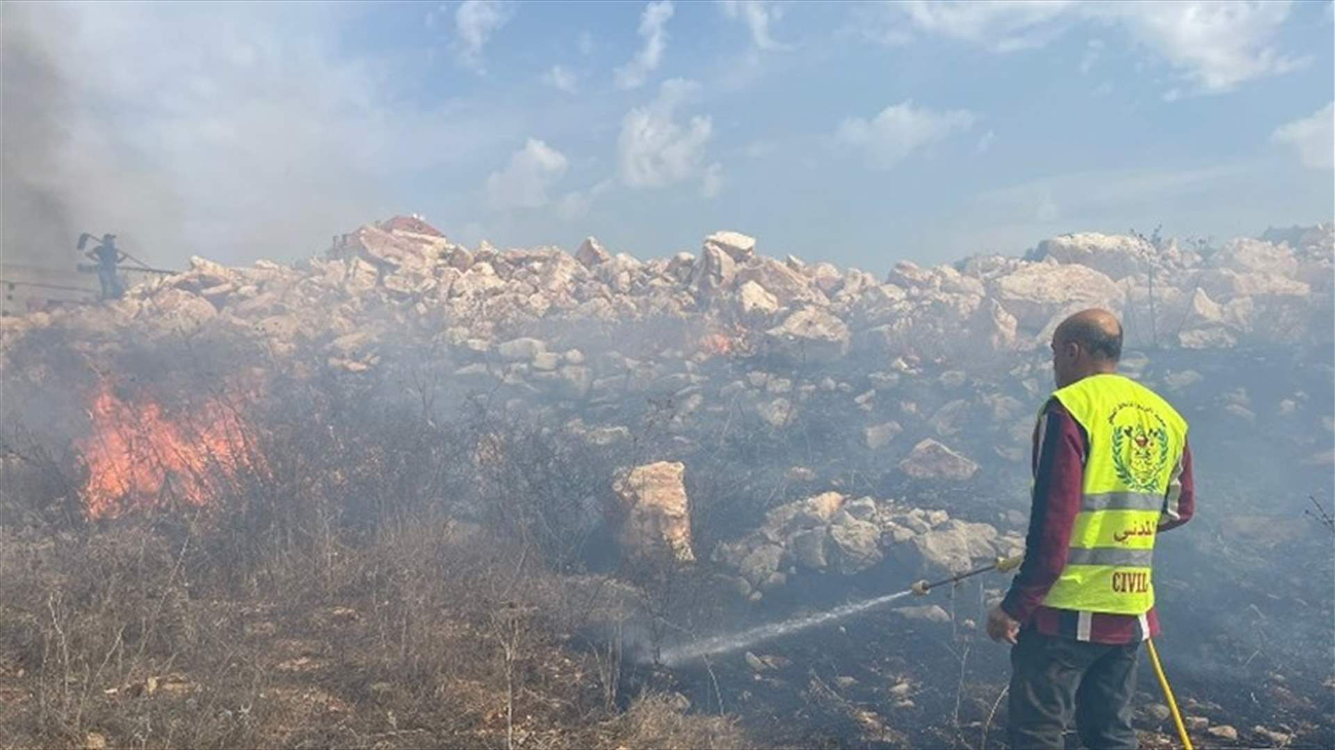 حريق كبير بين بلدتي مركبا وبني حيان والعمل جار على إخماده