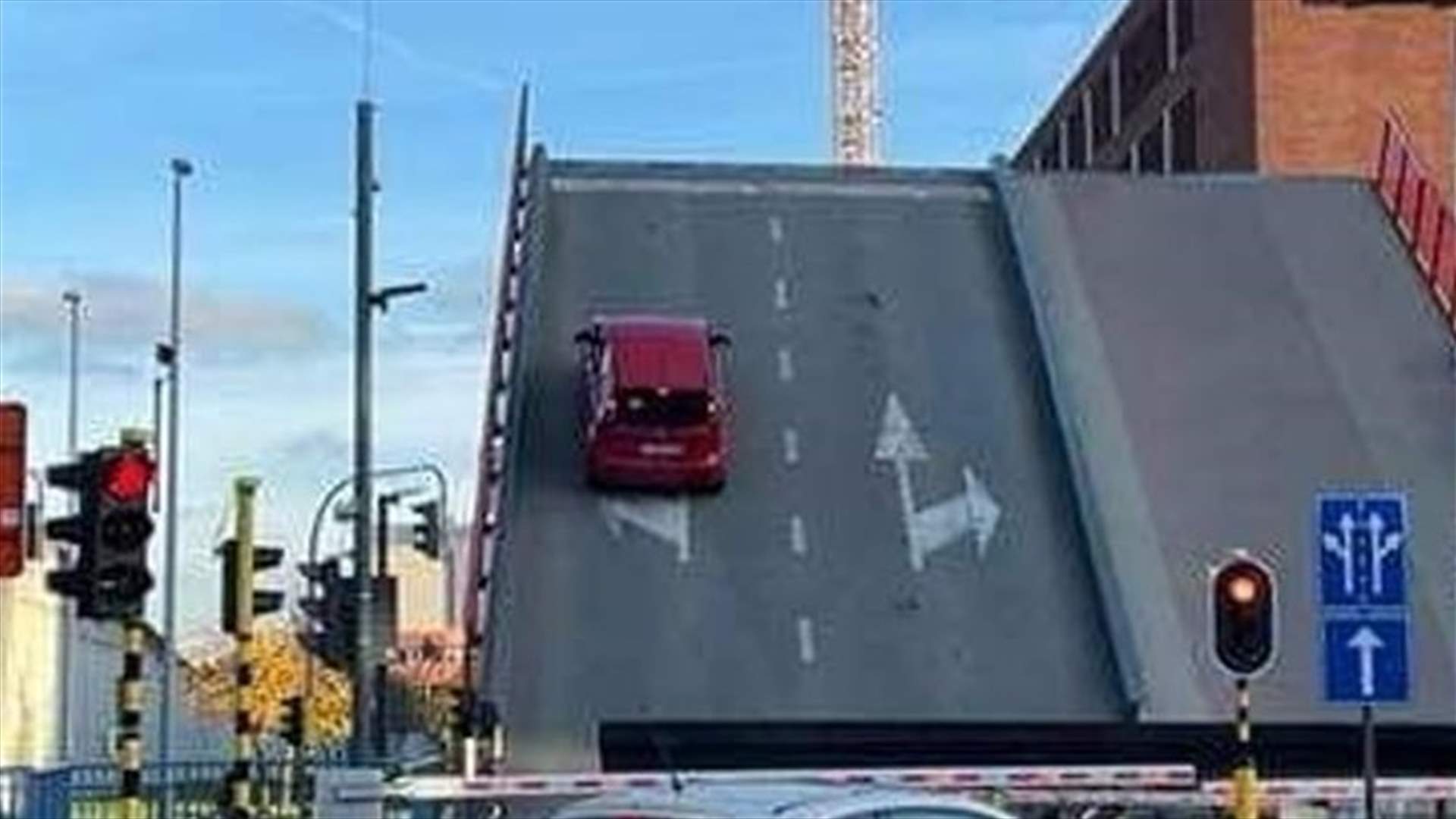 في بلجيكا... لحظات مرعبة توثق تدهور سيارة من على جسر متحرك (فيديو)