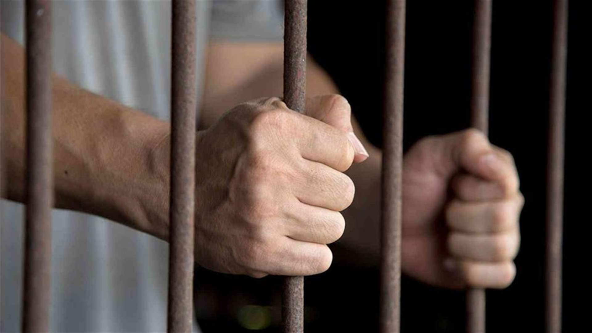 بعد انفصاله عن والدتها... أب يقيّد ابنته ويسجنها في منزل مهجور لمدة 3 سنوات!