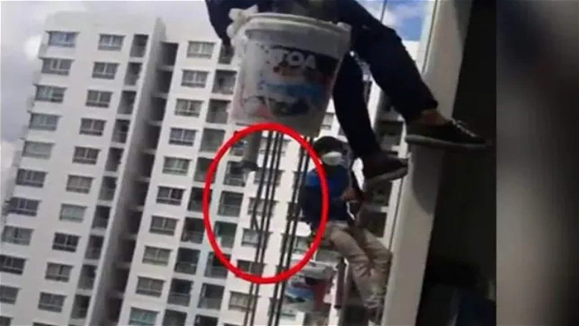 لهذا السبب... امرأة تقطع حبل الأمان بعاملي صيانة على ارتفاع شاهق! (فيديو)