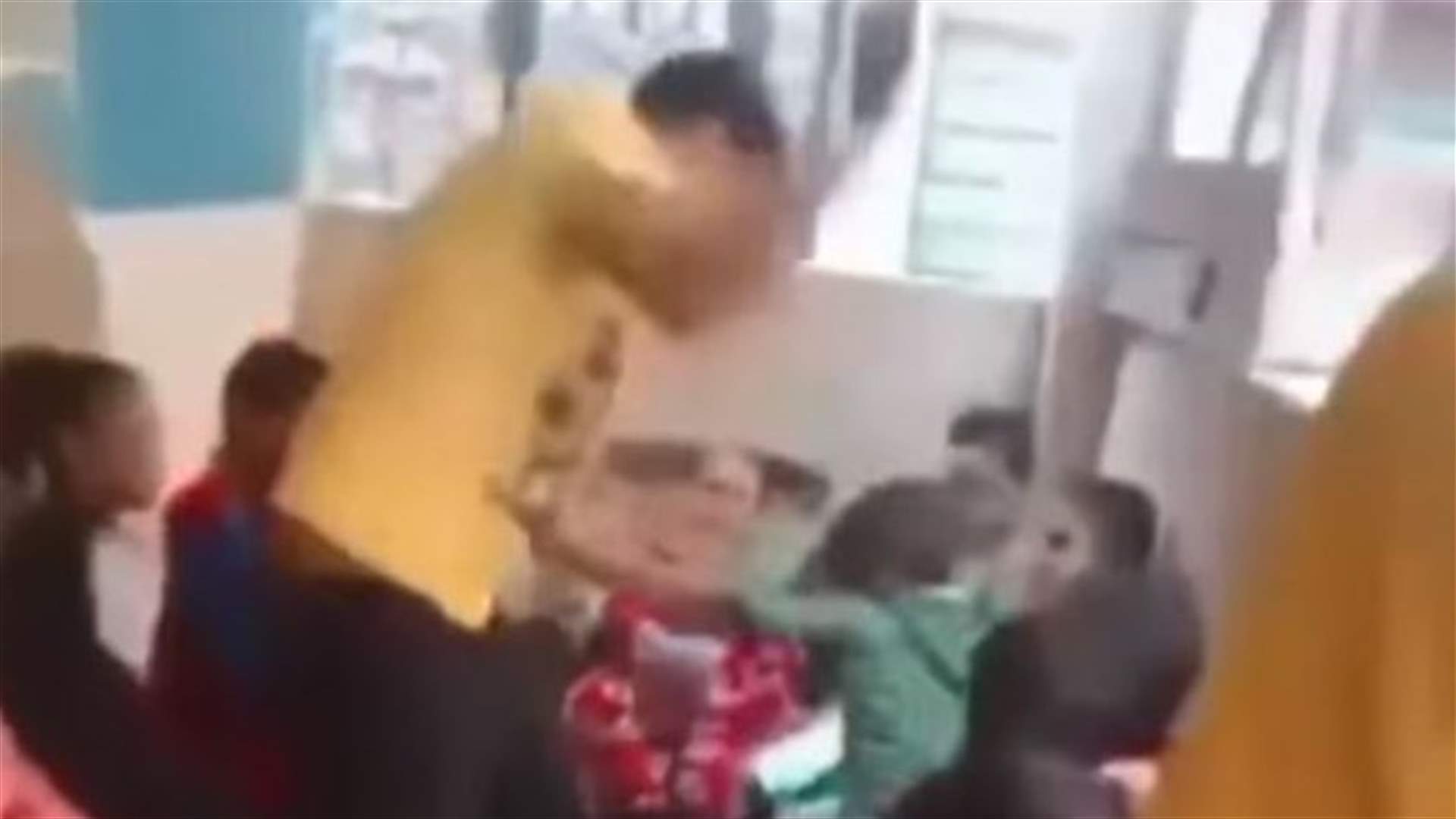 معلم يضرب طالباً بوحشية ويُثير موجة غضب واسعة في مصر (فيديو)