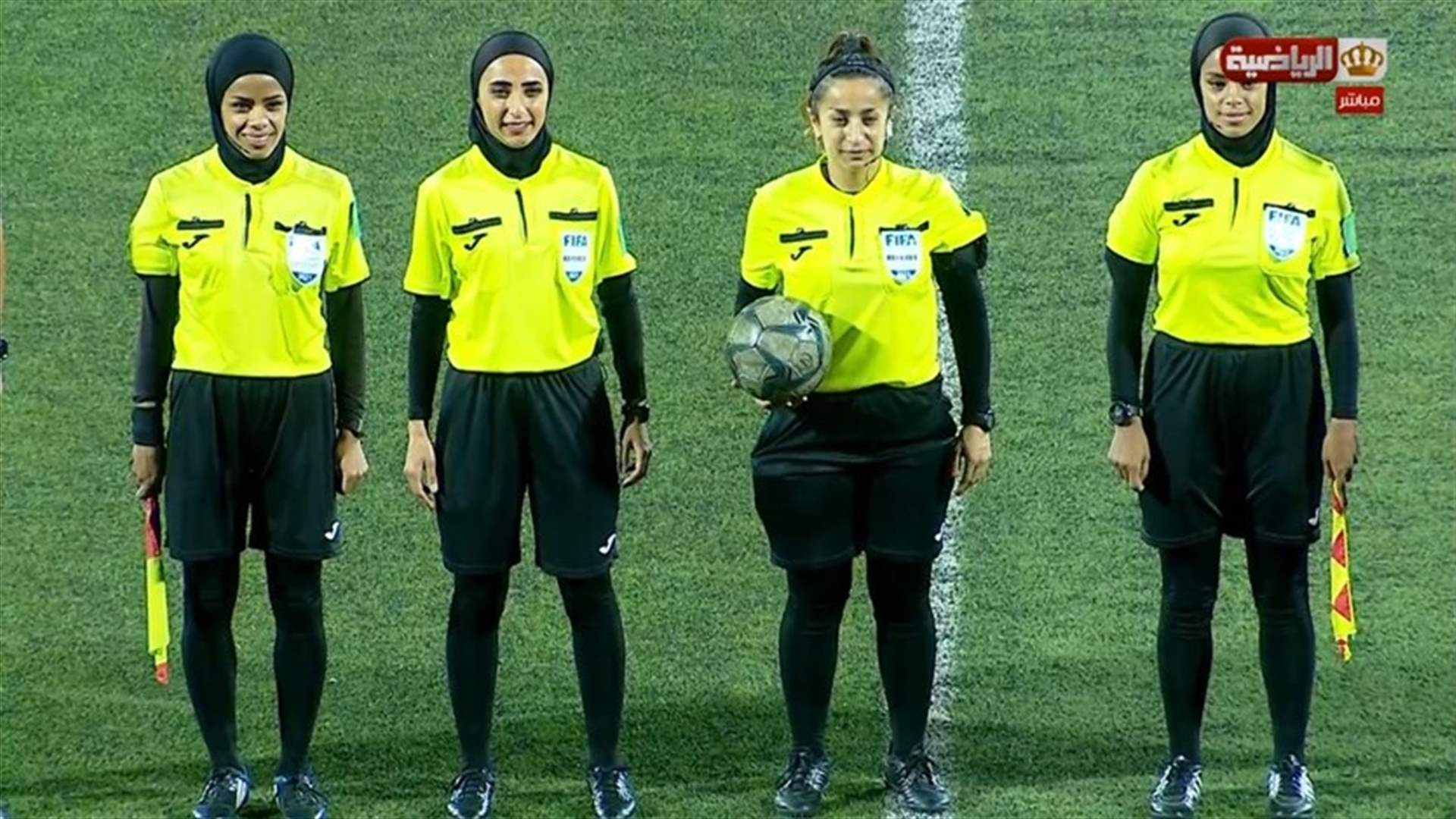 لأول مرة... طاقم تحكيم نسائي يدير مباراة كرة قدم للرجال في الأردن (صور)