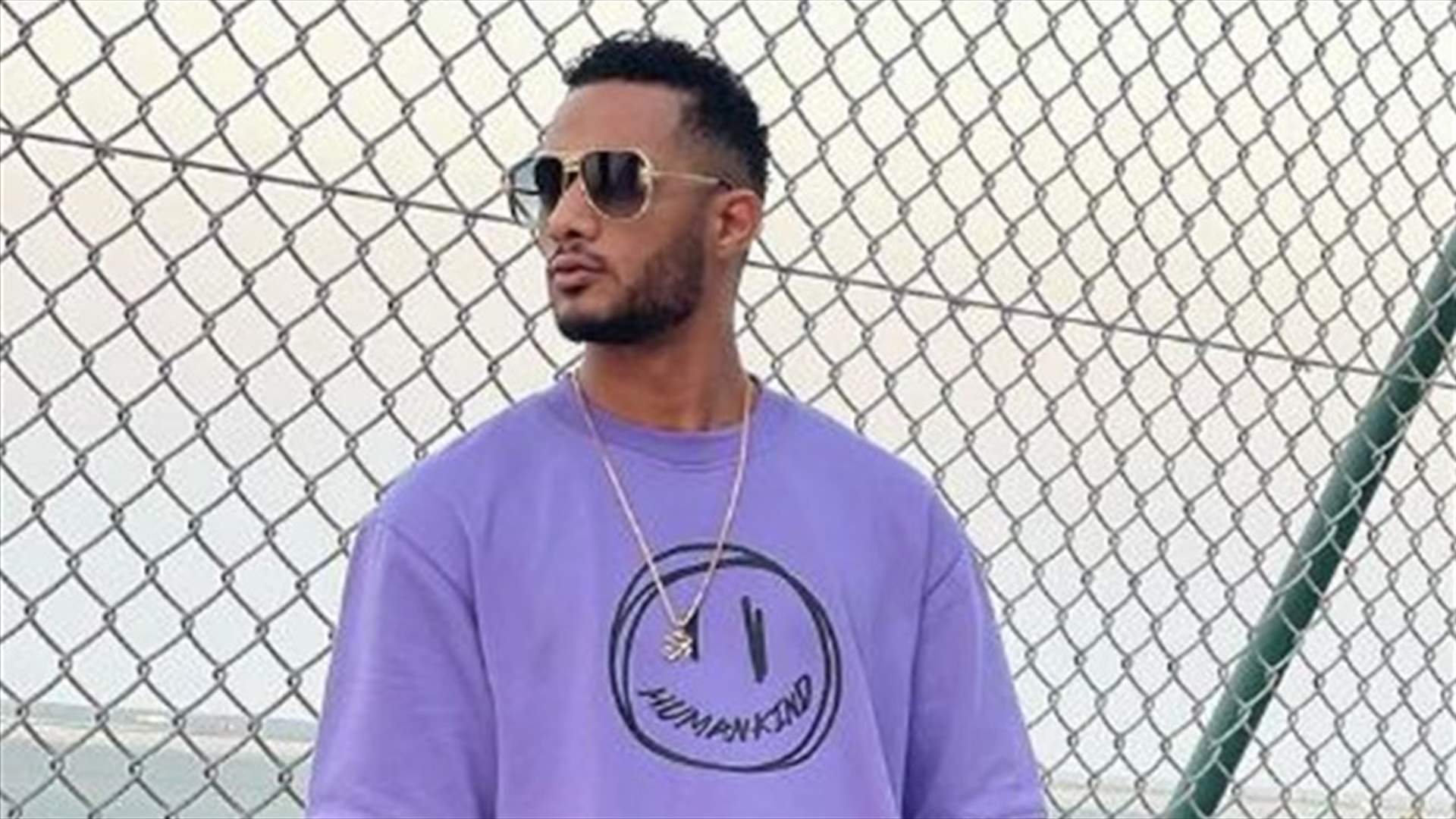 محمد رمضان ارتدى الزيّ السعودي وهو عاري الصدر... الجمهور يتّهمه بإهانة التقاليد