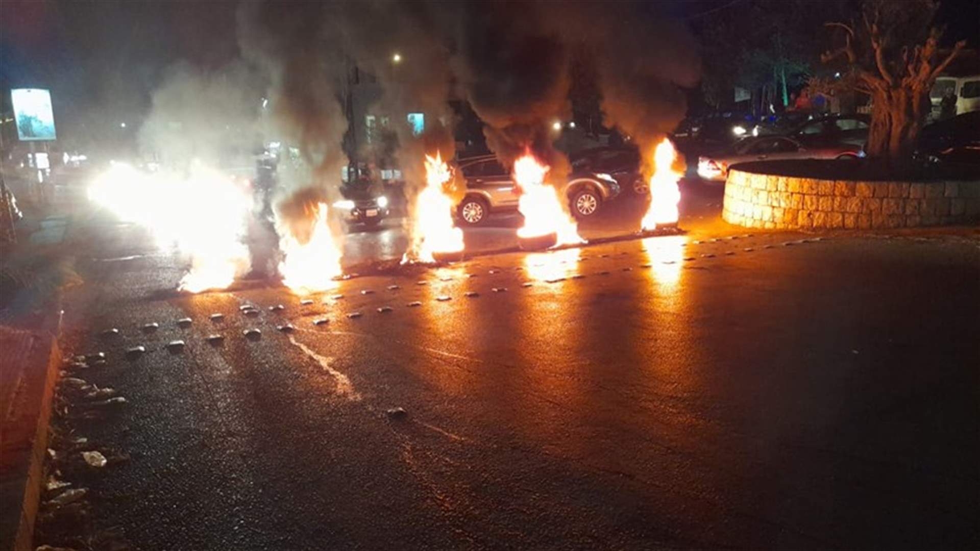 قطع الطريق في دميت الشوف احتجاجا على الوضع المعيشي وارتفاع فاتورة المولدات الخاصة