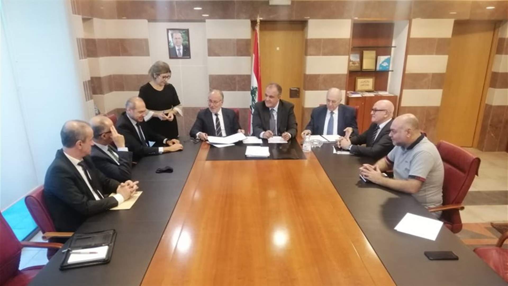 الحلبي وقع مع وزير الصناعة وثيقة لإدخال برامج تثقيفية في المجال الصناعي.. وإجتمع مع بعثة البنك الدولي