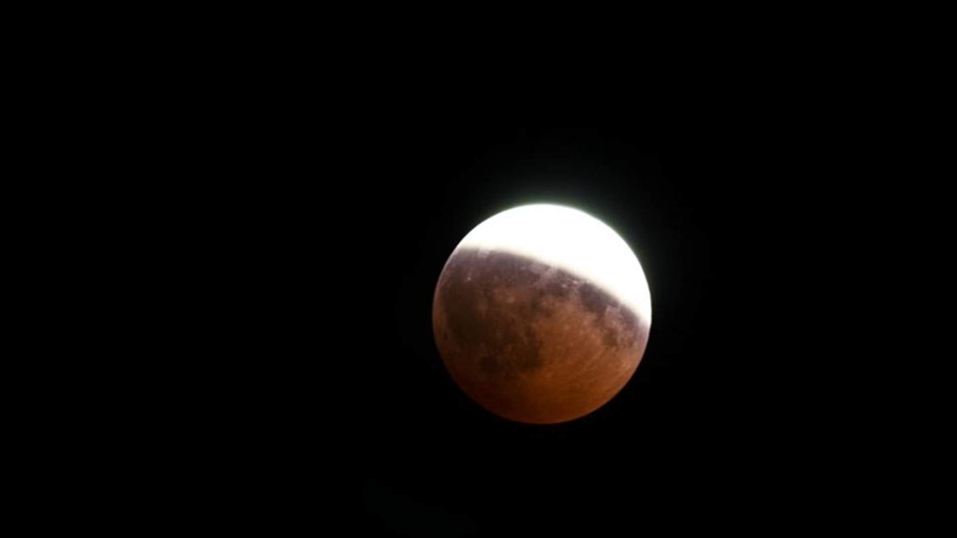 في 18 و19 تشرين الثاني... الأرض على موعدٍ مع أطول خسوفٍ جزئي للقمر لهذا القرن