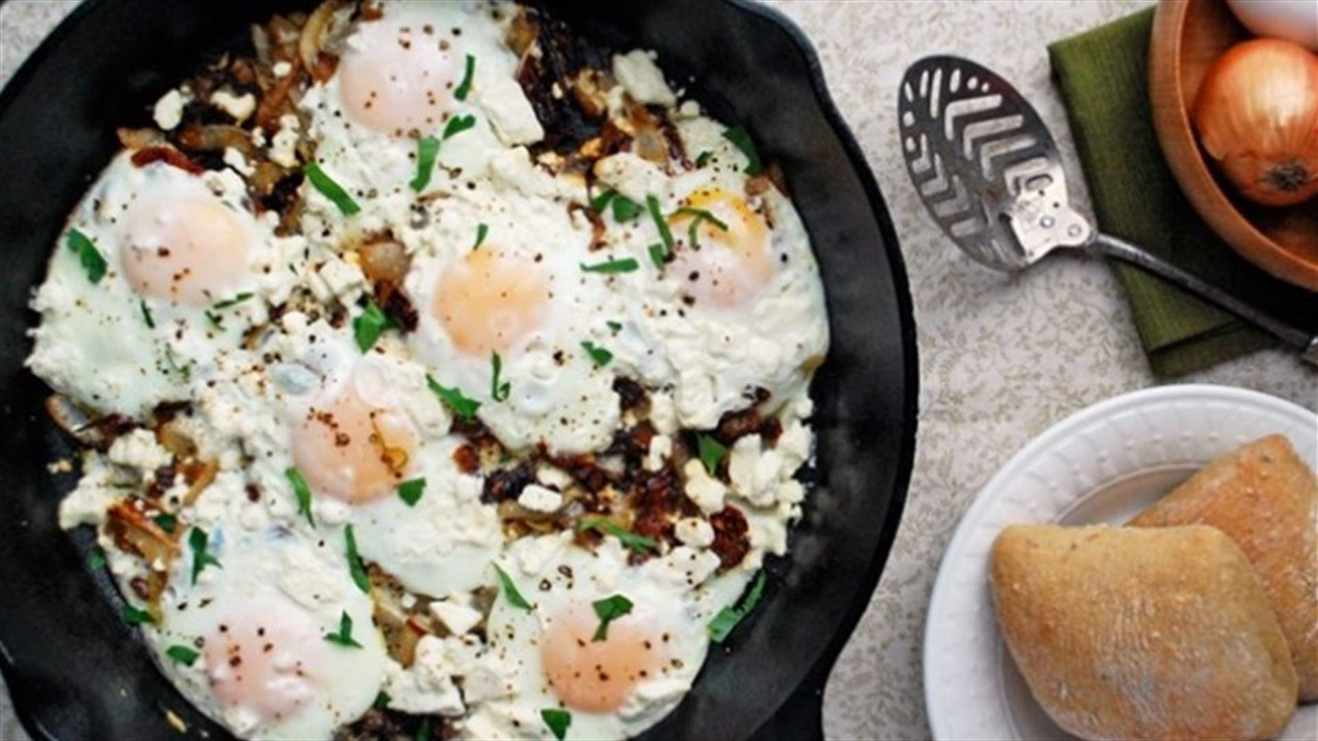 البيض المقلي بالبصل والبندورة... وصفة لذيذة حضّروها في المنزل واستمتعوا بنكهتها!