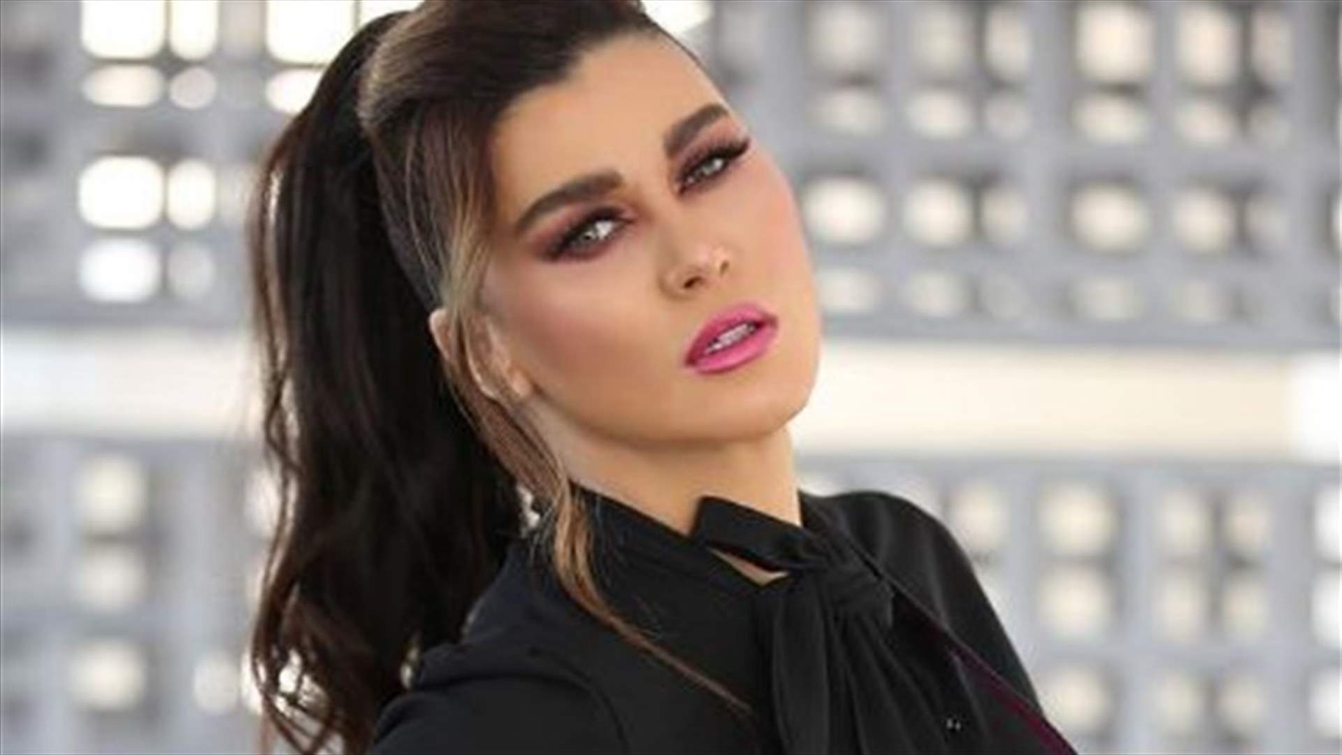 نادين الراسي في إطلالة جريئة من الفجيرة بالإمارات (صور)