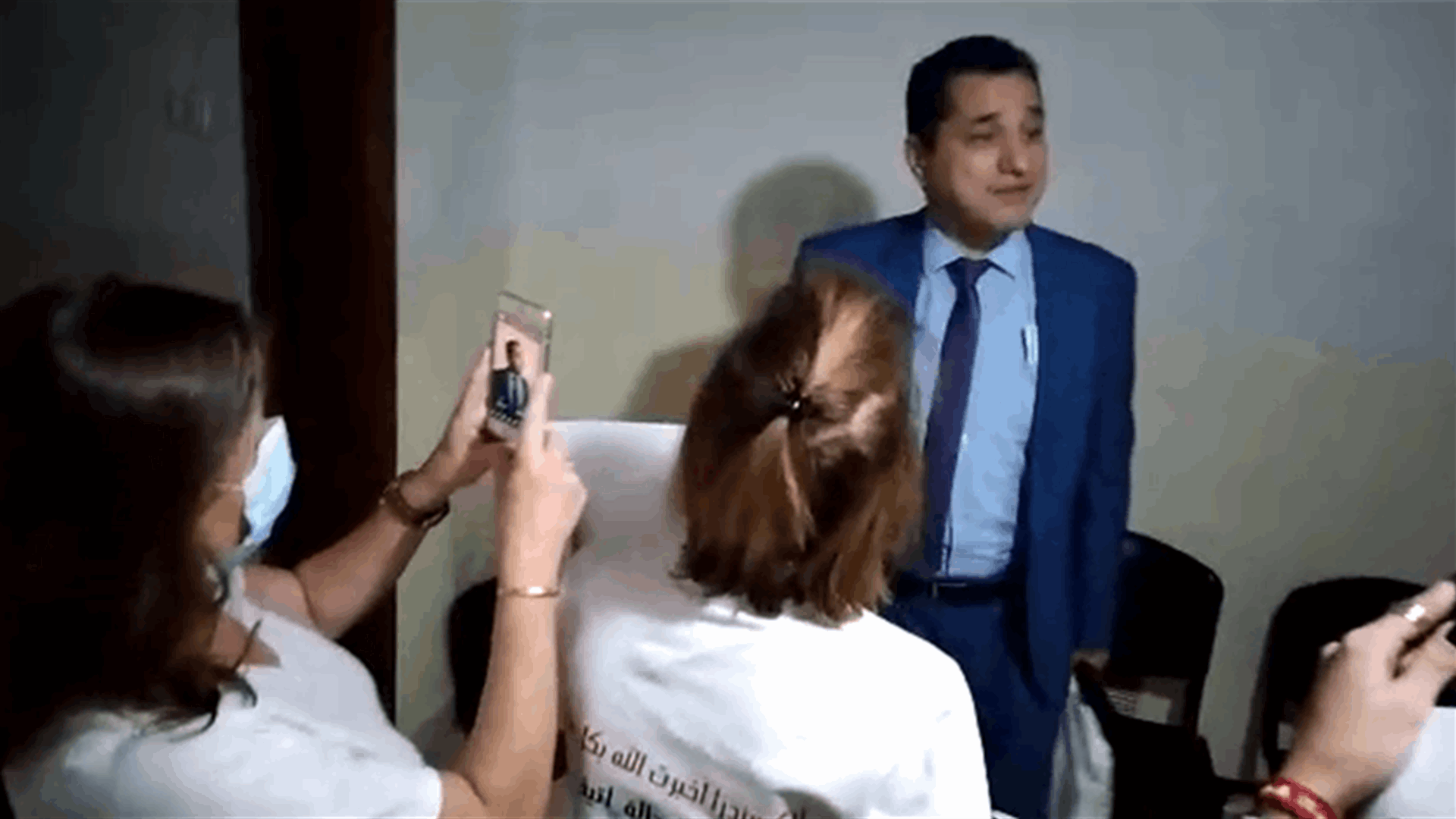 مجموعة من النساء تختم مكتب القاضي مزهر بالشمع الاحمر (فيديو)